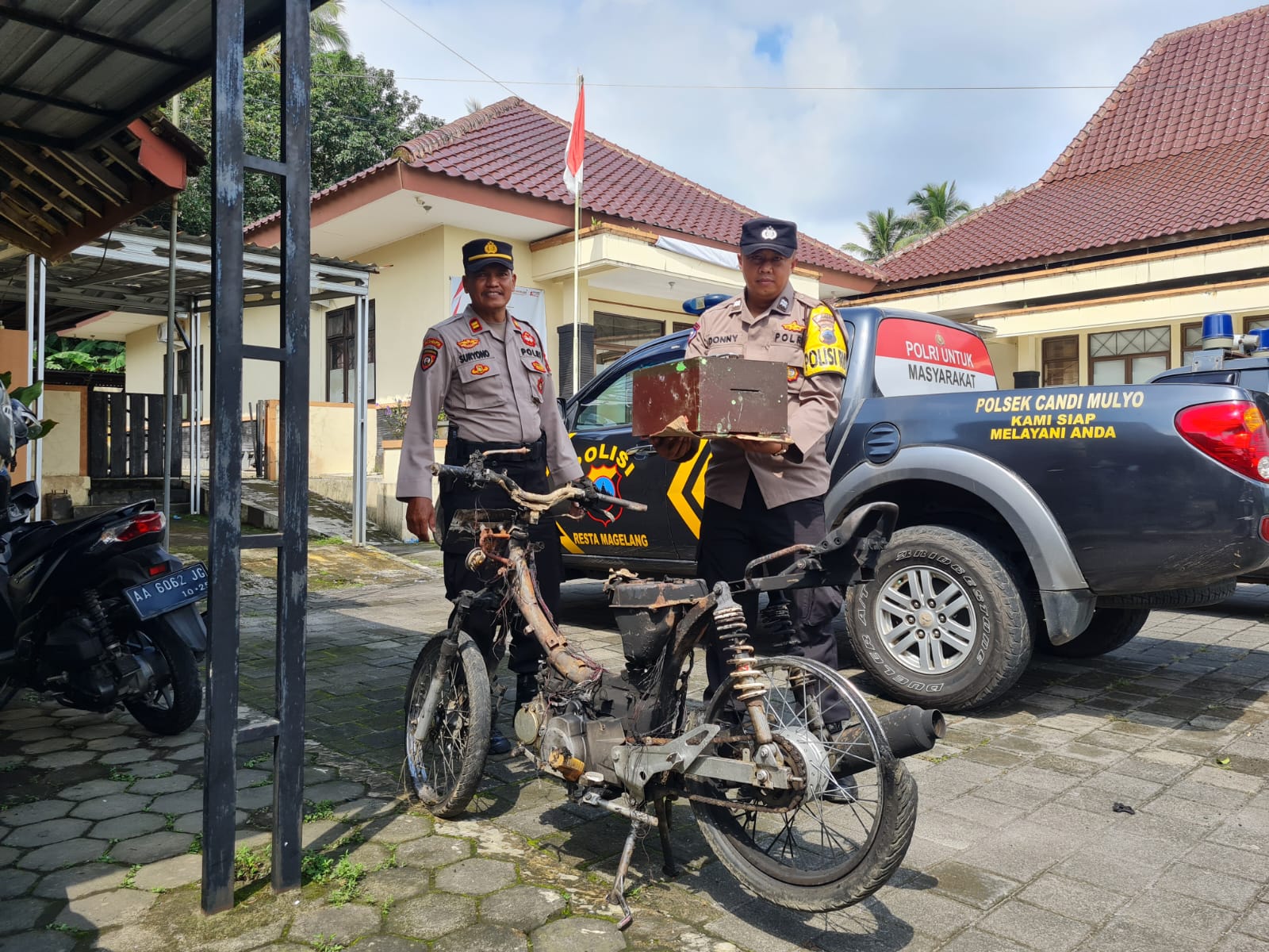 Pelaku beserta barang bukti berupa sepeda motor dan kotak amal berhasil diamankan Polsek Candimulyo, Selasa (20/5).  &nbsp;