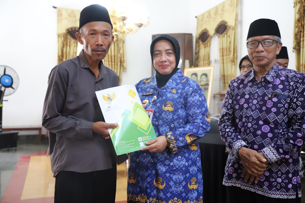 Bupati Purworejo Hj Yuli Hastuti SH menyerahkan bantuan kepada korban bencana tanah longsor Desa Pakisarum, Kecamatan Bruno Kabupaten Purworejo, Selasa (20/5/2025).