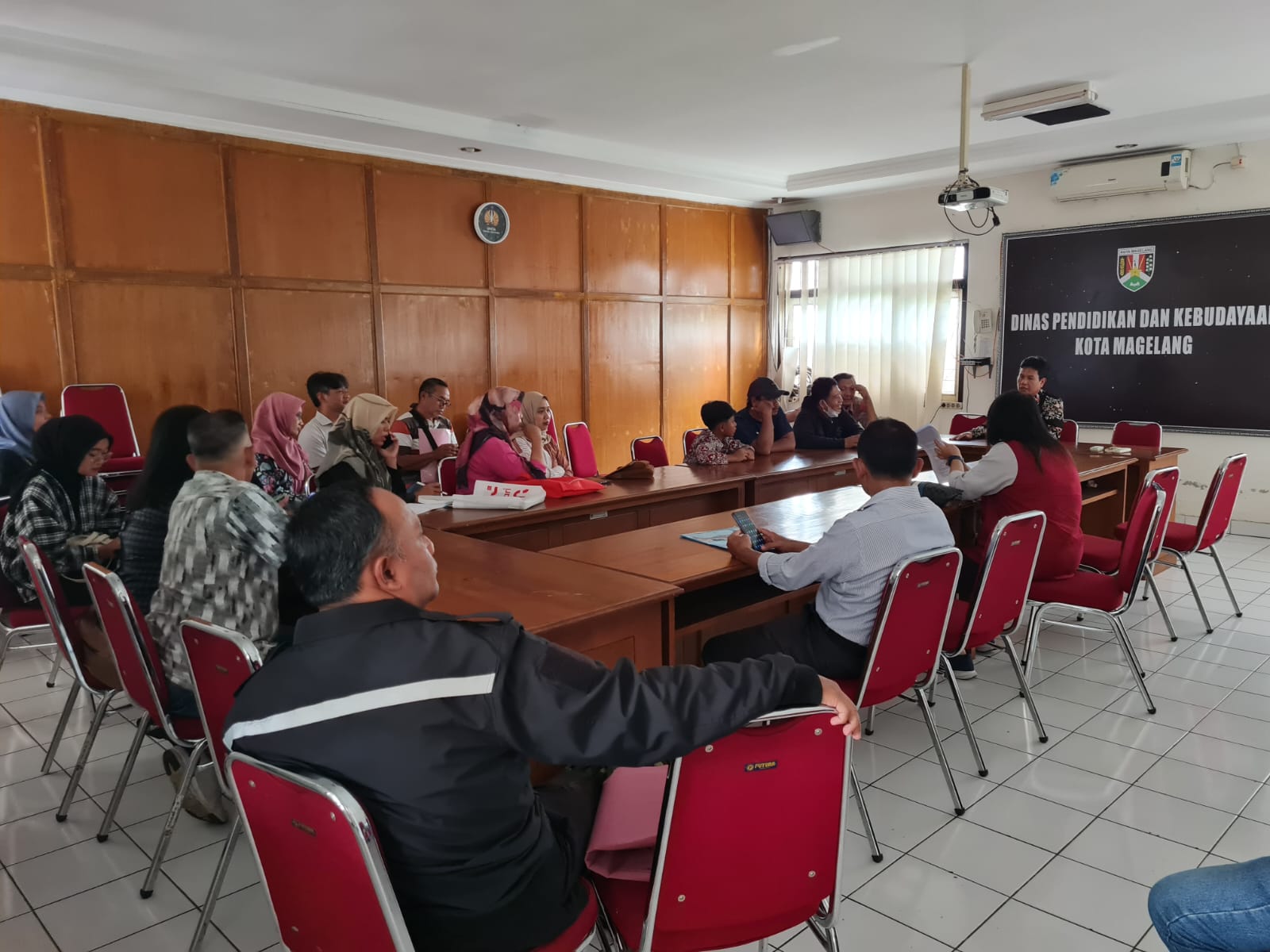 Kepala disdikbud Kota Magelang menemui wali siswa yang protes ihwal SPMB jalur prestasi, Kamis (22/5).  &nbsp;