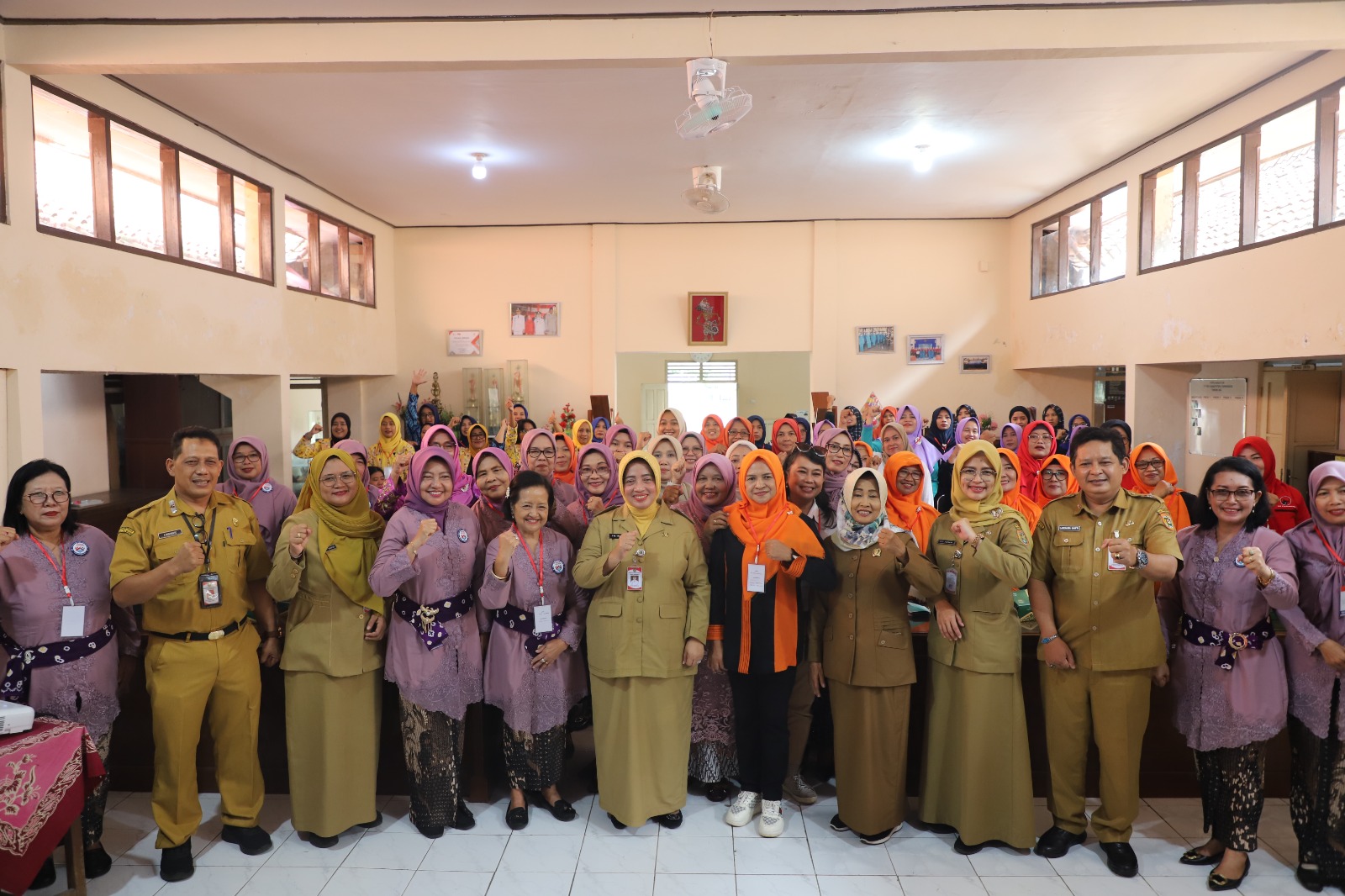 Bupati Purworejo Yuli Hastuti foto bersama usai membuka Workshop Perempuan dalam Politik SERAT KARTINI, Selasa (27/05/2025), di Kantor PKK Kabupaten Purworejo.