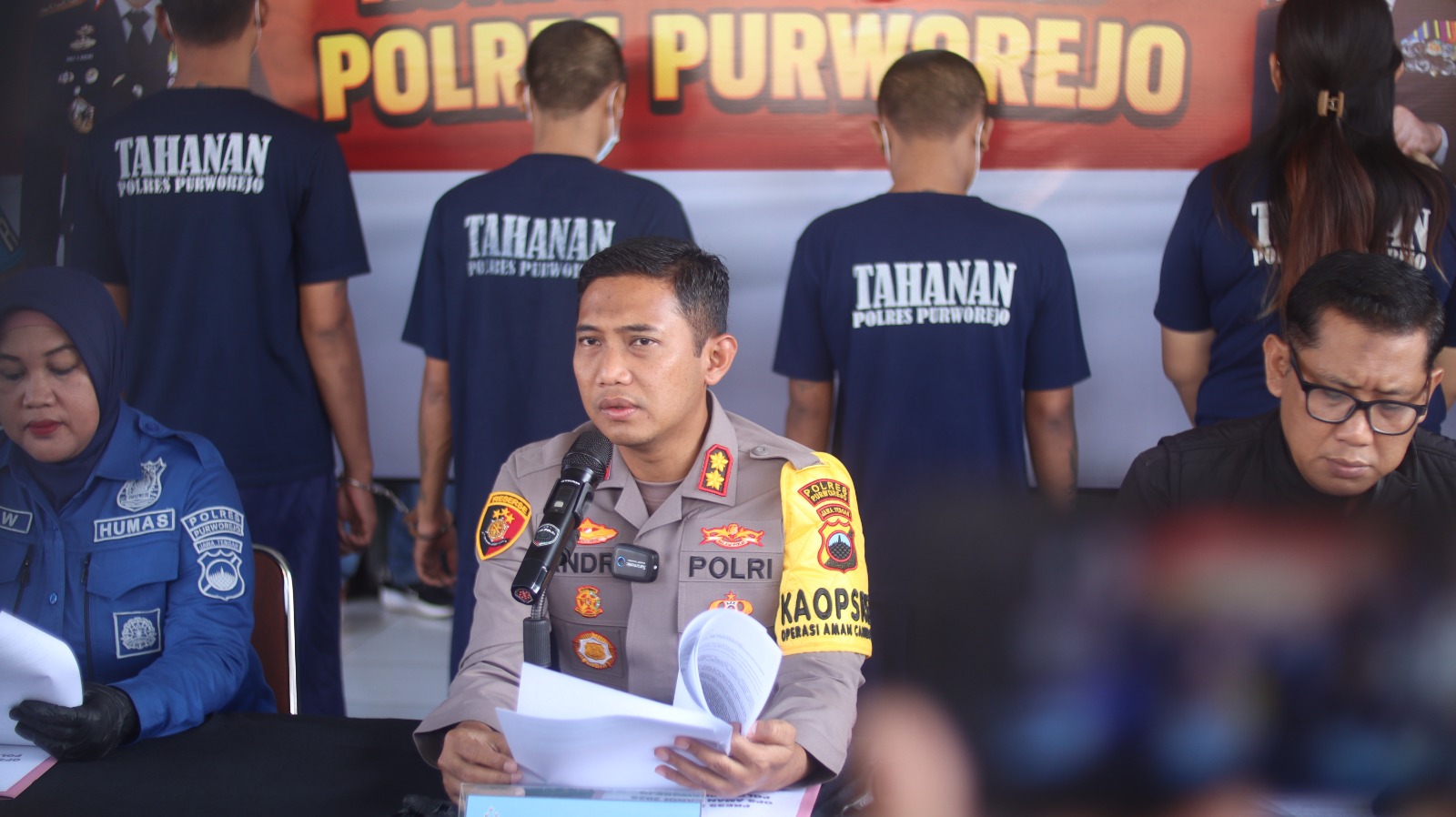 Kapolres Purworejo AKBP Andry Agustiano memimpin konferensi pers ungkap kasus penganiayaan yang dilakukan pegawai koperasi simpan pinjam kepada nasabah.