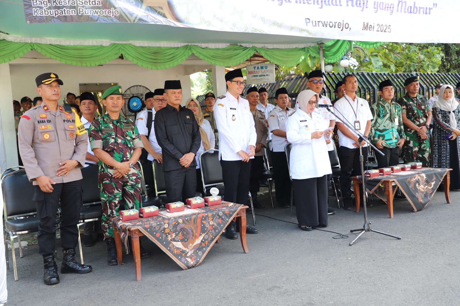 Suasana pemberangkatan calhaj Kabupaten Purworejo oleh Bupati Yuli Hastuti.