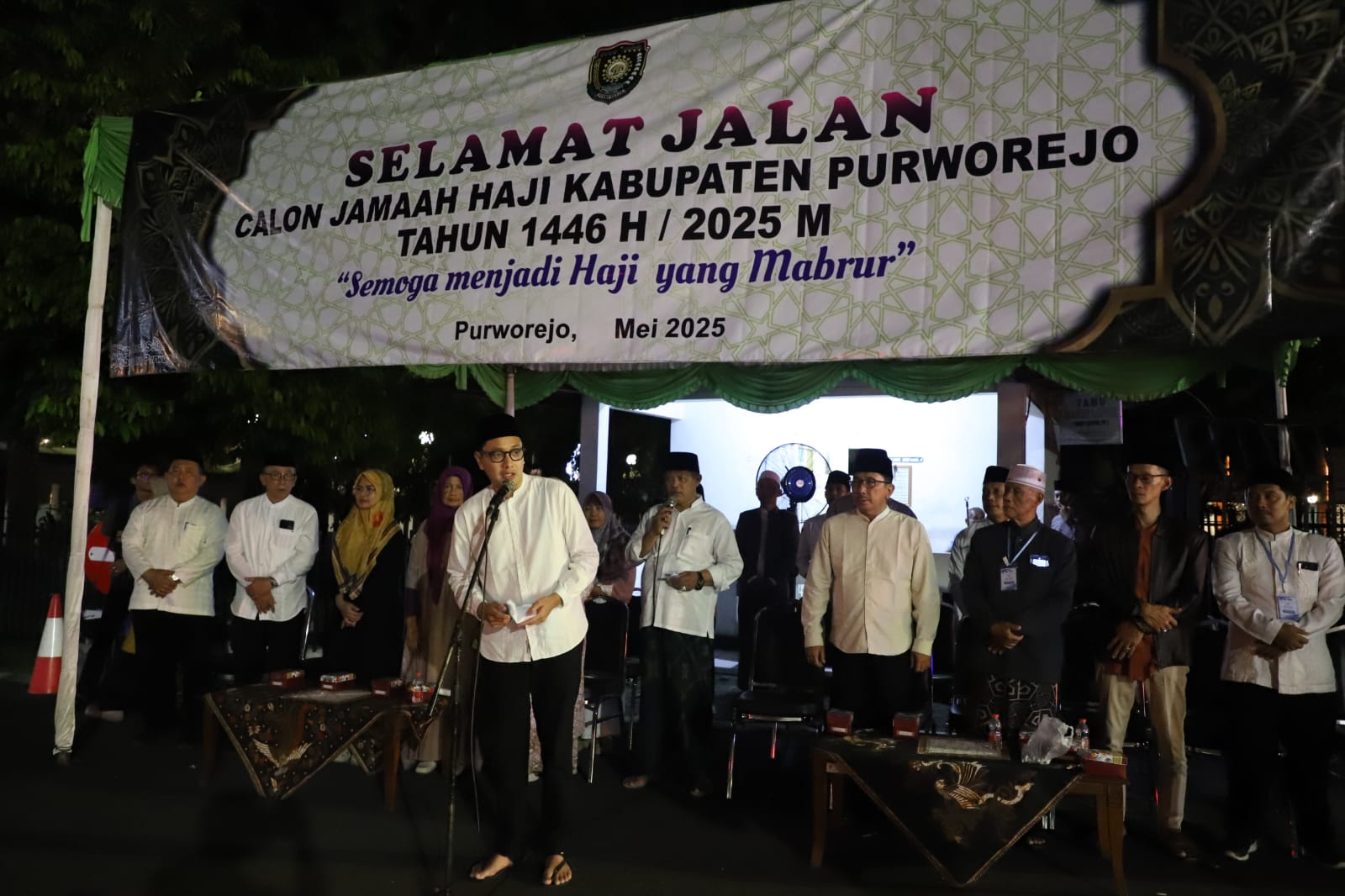 Pemberangkatan kloter 90 dan 91 oleh Wakil Bupati Purworejo Dion Agasi Setiabudi, disaksikan Bupati Purworejo Yuli Hastuti, Kamis dini hari (29/05/2025).
