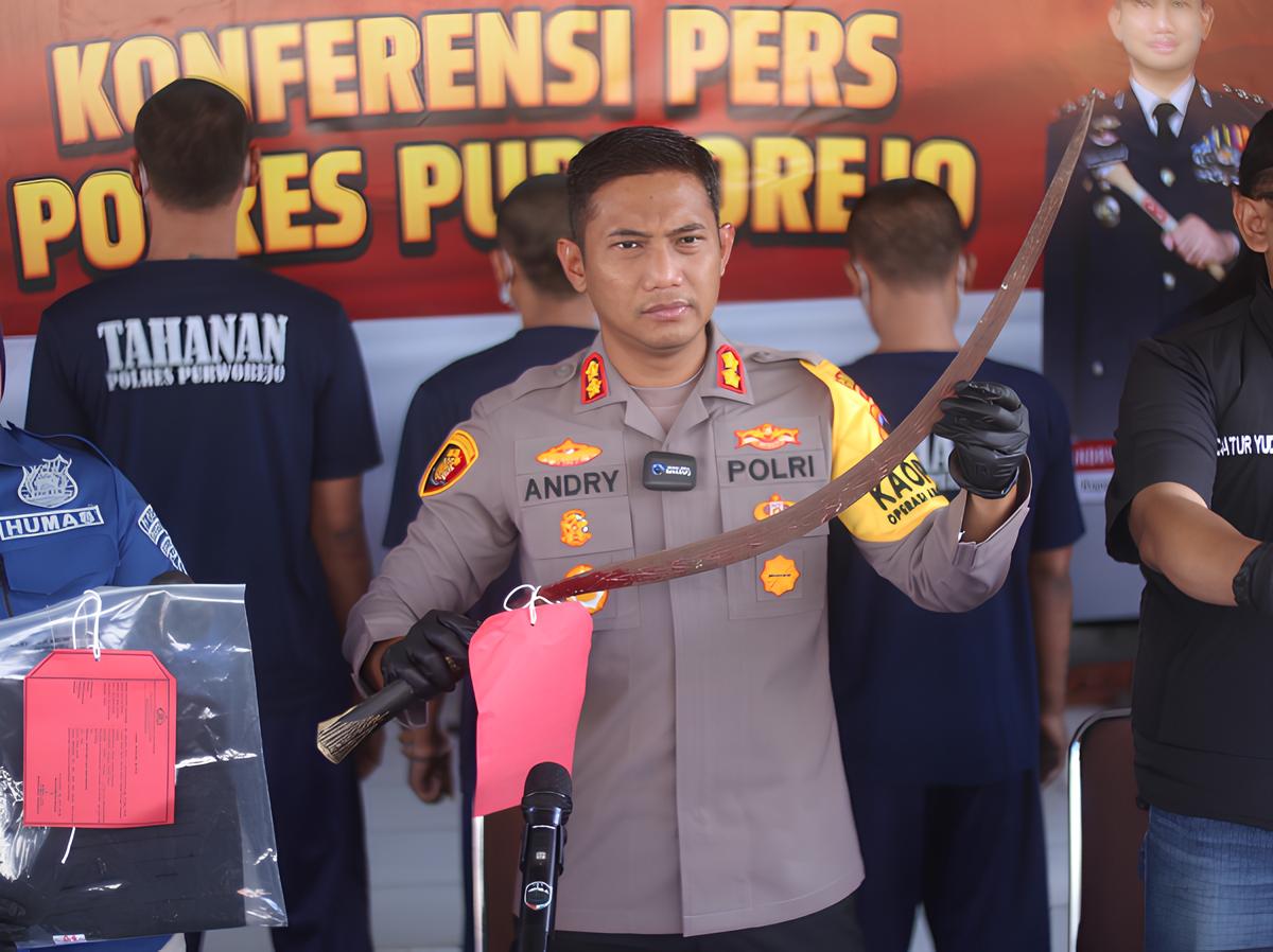 Kapolres Purworejo AKBP Andry Agustiano menunjukkan barang bukti berupa celurit yang digunakan pelaku untuk melancarkan aksi begal di wilayah Kecamatan Ngombol dan Grabag.