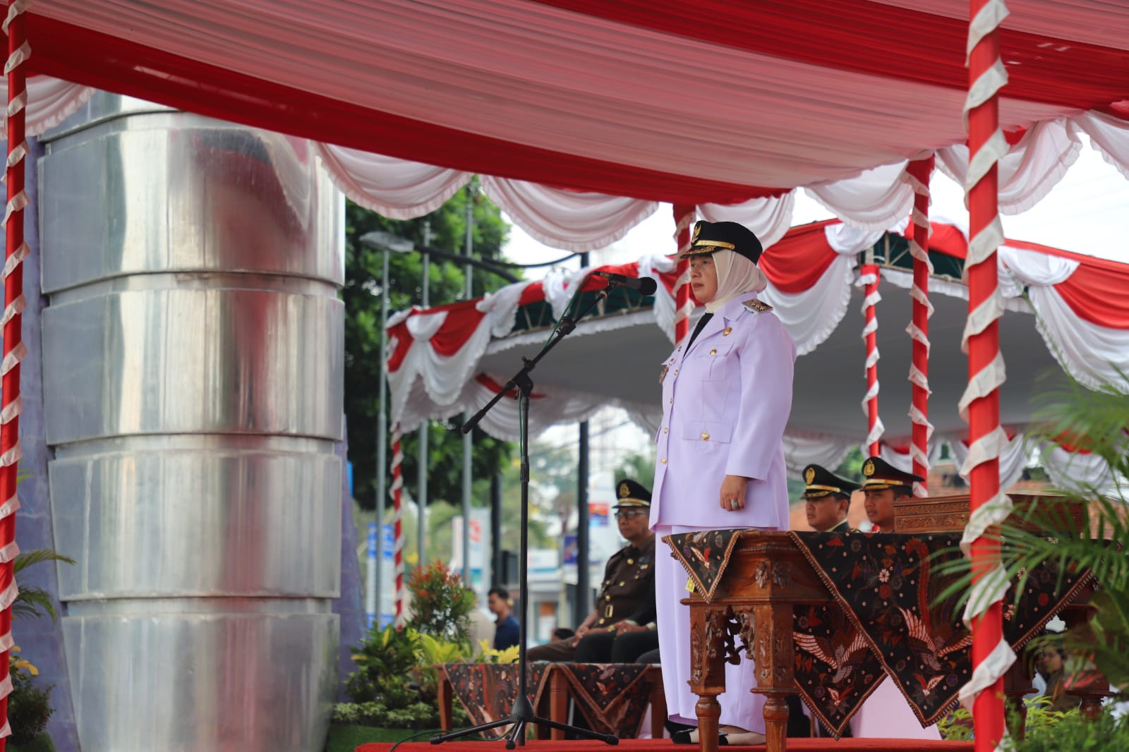 Bupati Purworejo Hj Yuli Hastuti SH saat Peringatan Hari Lahir Pancasila Kabupaten Purworejo  2025 di Alun-alun Kabupaten Purworejo, Senin (02/06/2025).