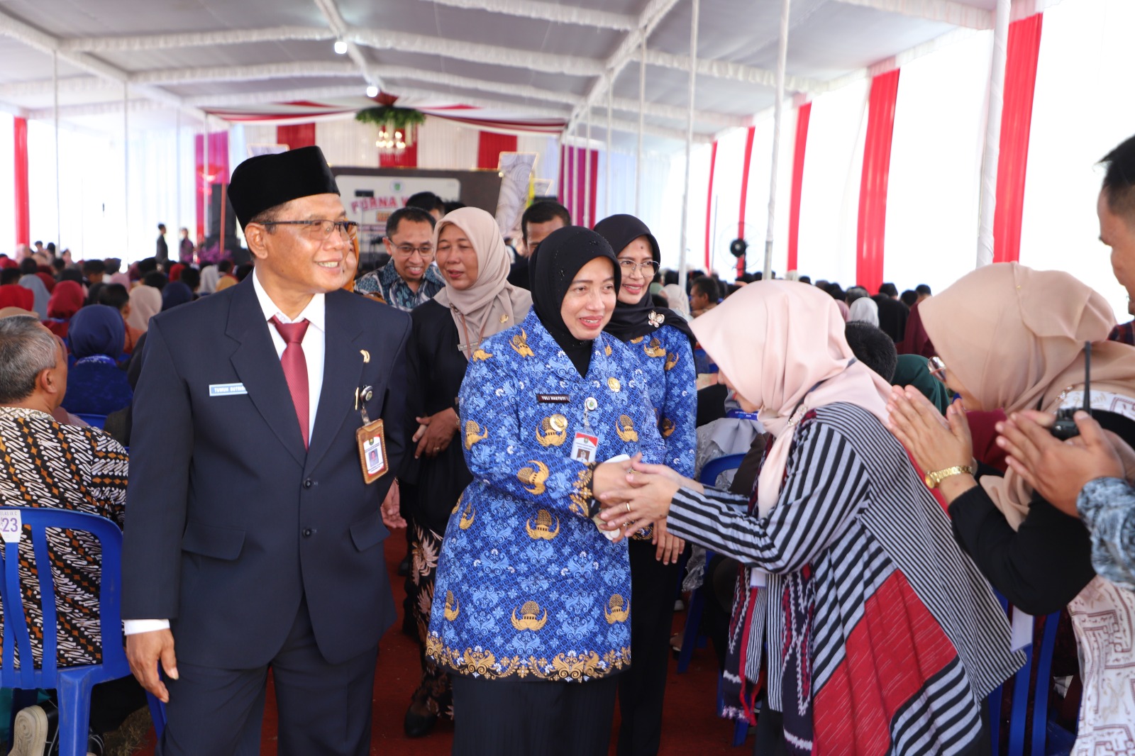 Bupati Purworejo Hj Yuli Hastuti SH menyerahkan sertifikat Student of The Year SMP Negeri 1 Purworejo, pada Senin (02/06/2025).