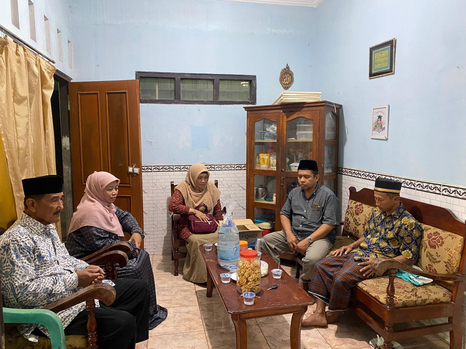 Plh Kepala Kantor Kementerian Agama Kebumen Salim Wazdy takziah ke rumah Winarso Darsopawiro di Desa Winong, Kecamatan Mirit. (Dokumentasi Kemenag Kebumen)