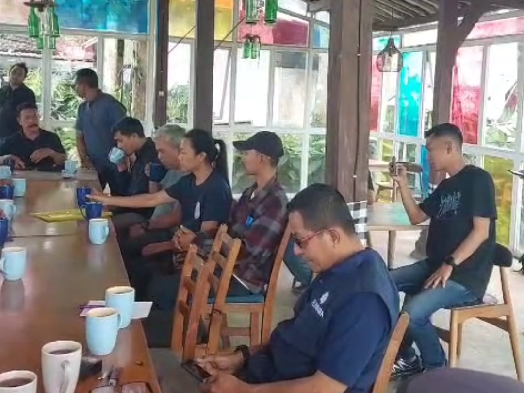 Sejumlah anggota ormas Islam bertemu dengab krabat YH, pembuat konten umrah di Borobudur, Jumat (13/6).