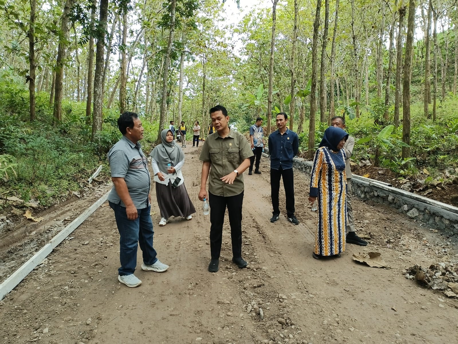 Rombongan Komisi D DPRD Kebumen melakukan sidak ke lokasi proyek Jalan Banyumudal-Redisari, kemarin. (M Hafied/Radar Jogja)