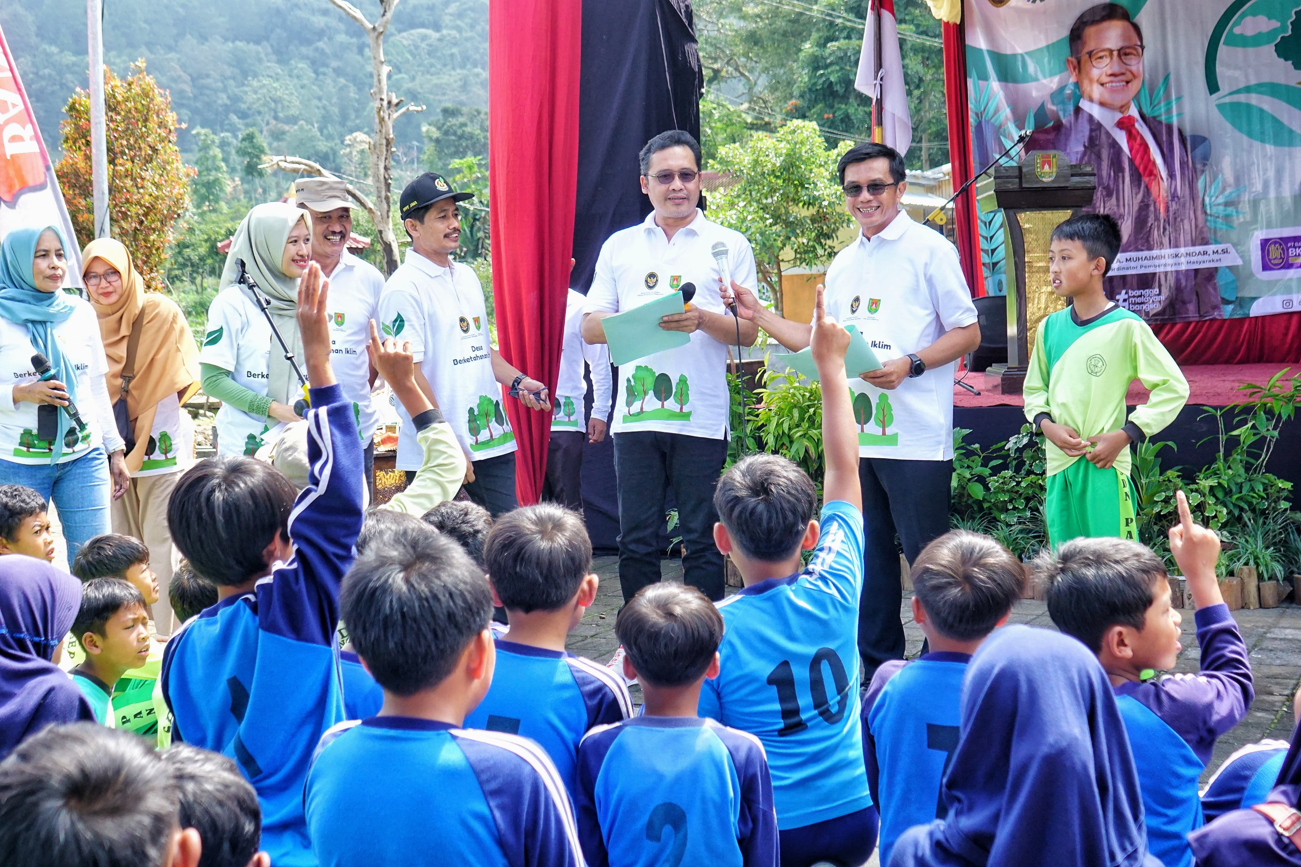 Bupati Magelang mengikuti puncak peringatan Hari Lingkungan Hidup Sedunia 2025 di terminal wisata Telomoyo, Desa Pandean, Ngablak, Senin (23/6).