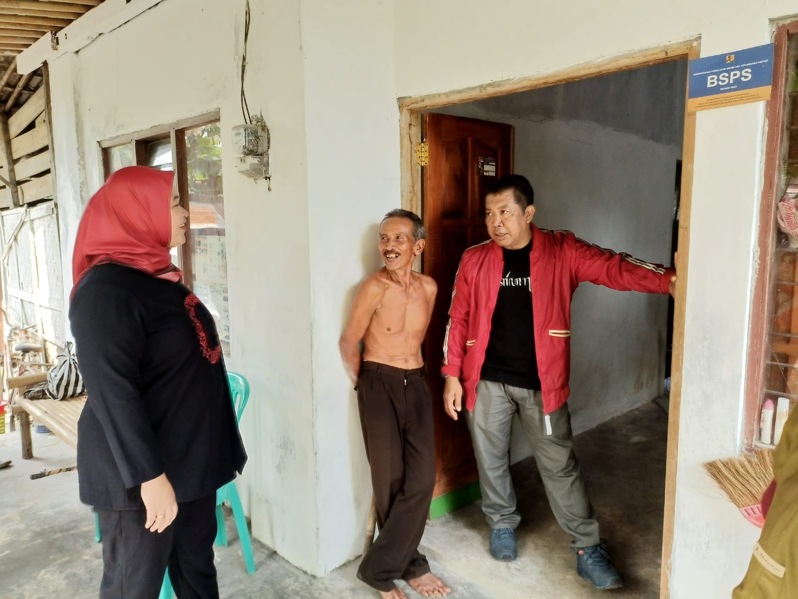 Staf Ahli Utut Adianto, Ario Indrasworo didampingi Wakil Ketua DPRD Kebumen Fitria Handini mengecek kondisi rumah pasca dibangun melalui program Bantuan Perumahan Stimulan Swadaya (BSPS).