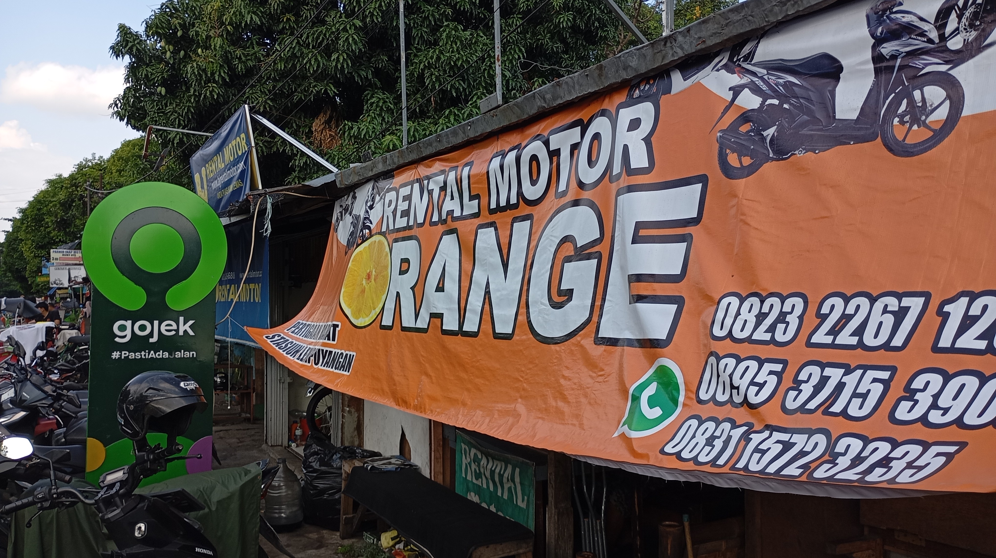 Deretan motor yang disewakan oleh BJ Motor yang berada di kawasan Stasiun Lempuyangan, Jumat (27/6). Pada momen libur panjang seperti sekarang jasa rental kendaraan laris manis.