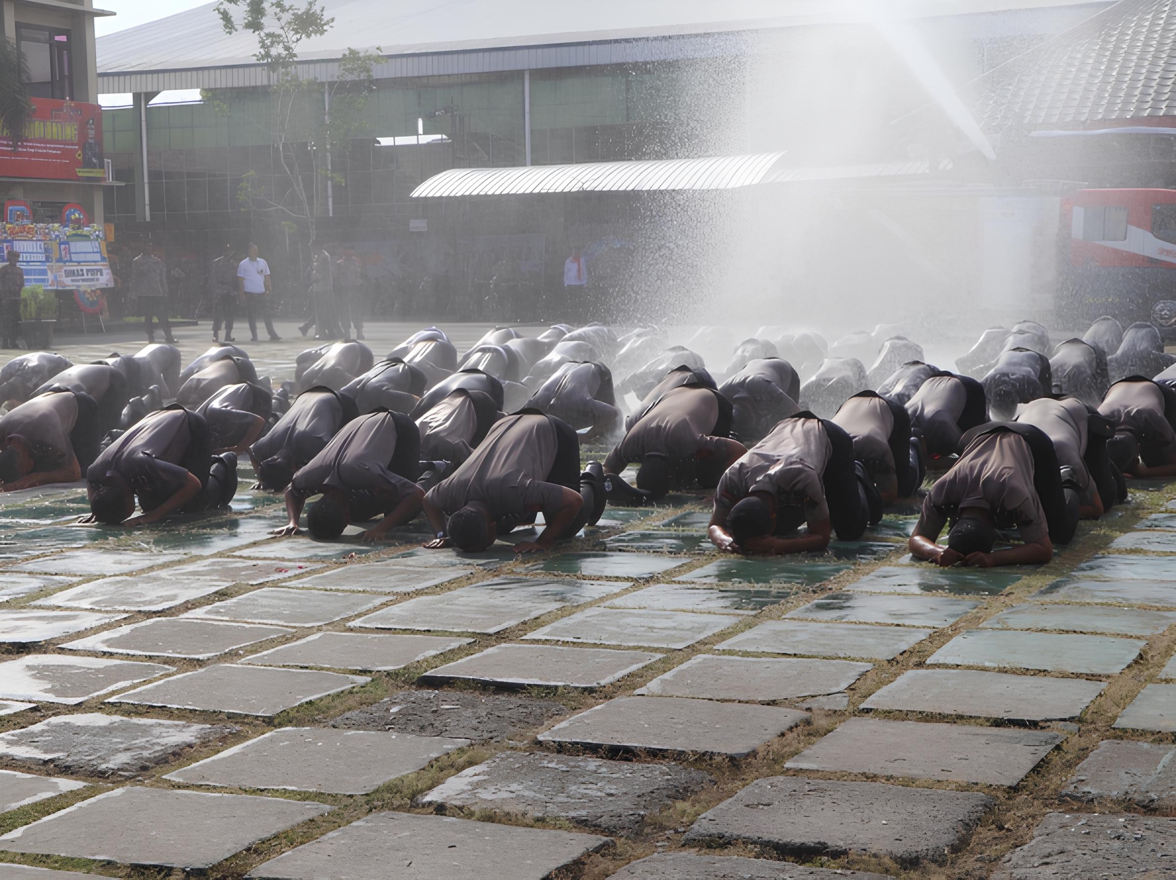 Para personel Polres Purworejo melakukan sujud syukur usai menerima kenaikan pangkat pada momentum peringatan Hari Bhayangkara ke-79. (Dokumentasi Polres Purworejo)