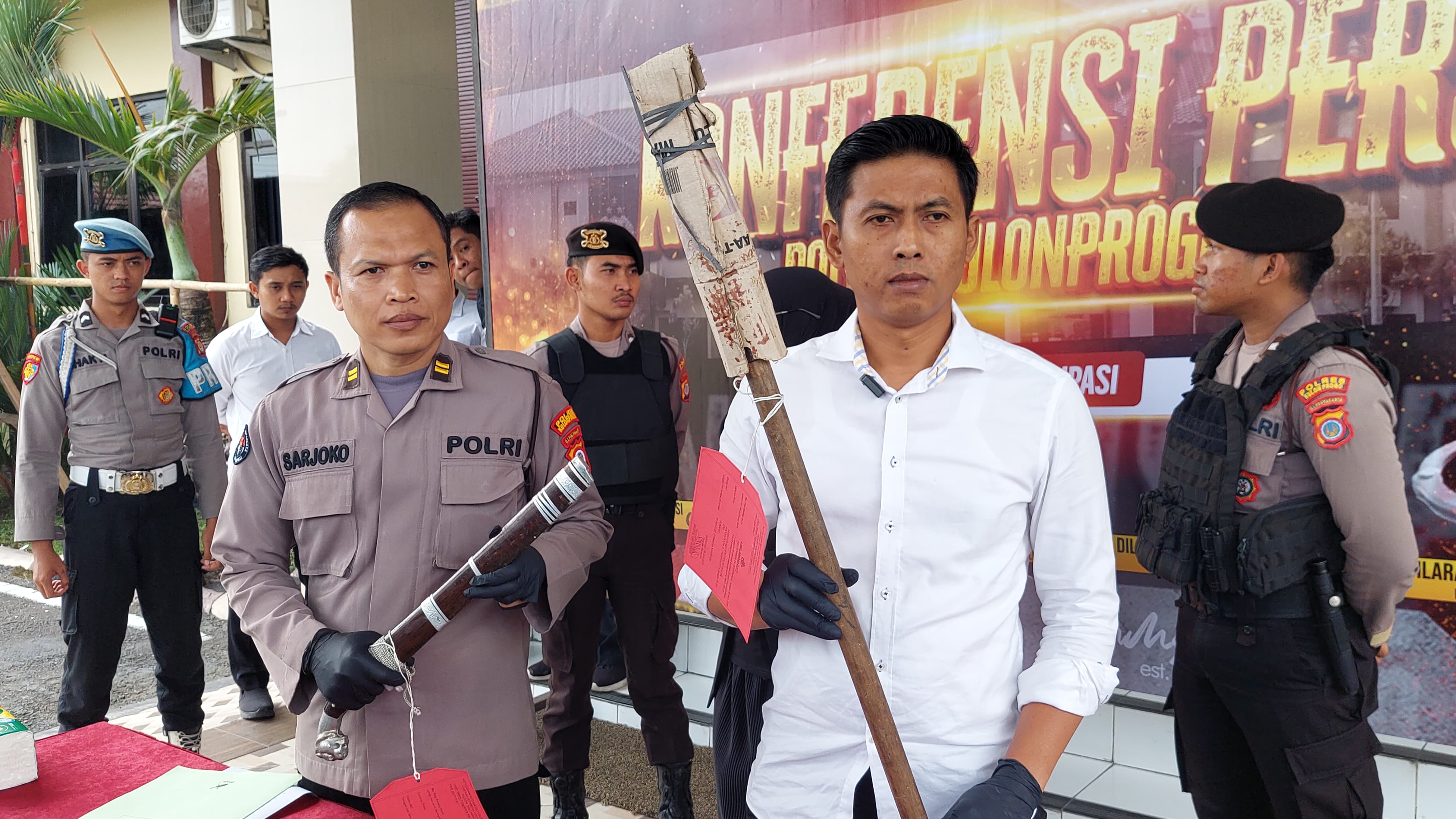 SAJAM: Kepolisian menunjukkan barang bukti yang diamankan.