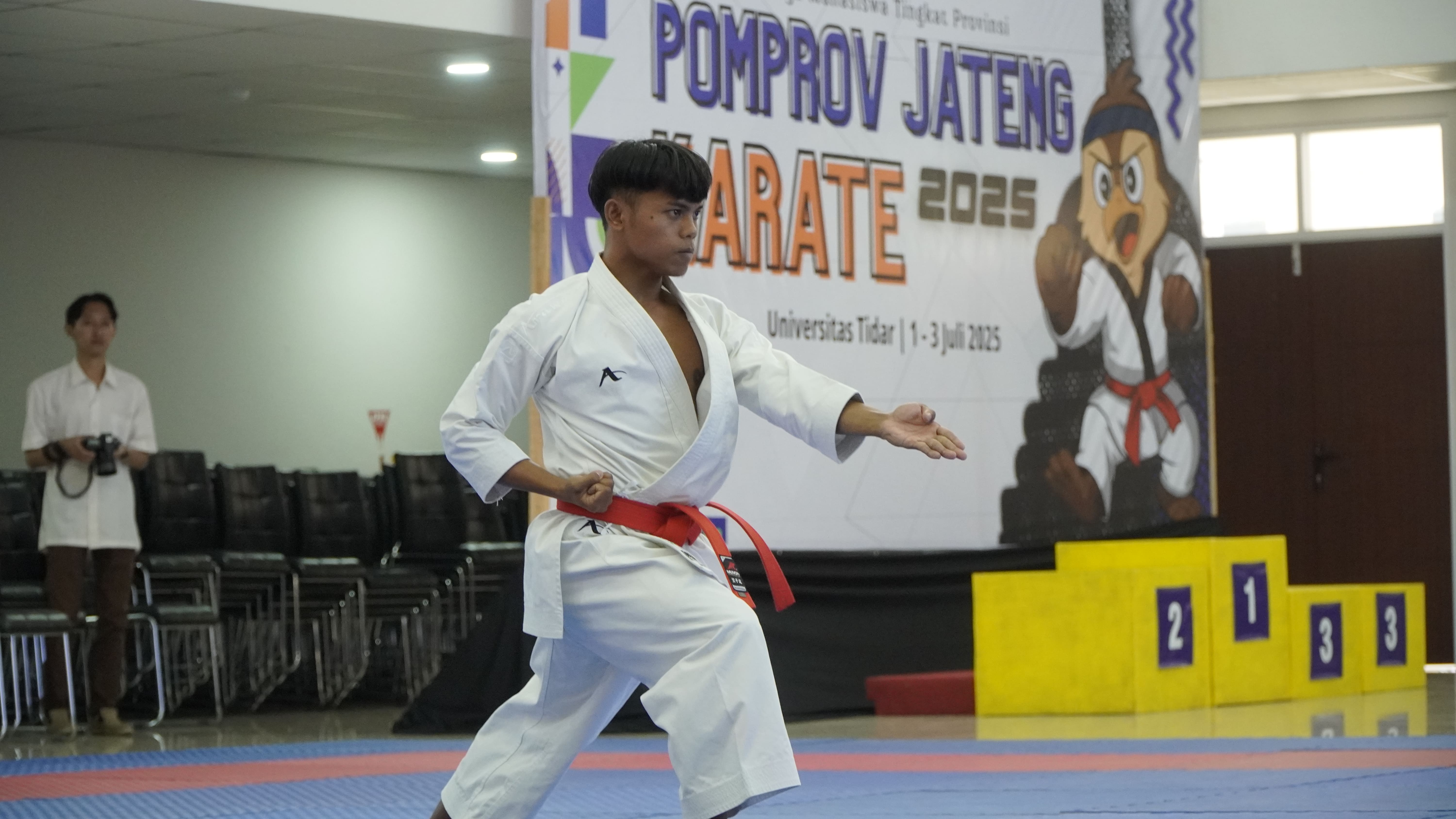 Para peserta karate unjuk gigi dalam ajang Pomprov Jateng 2025 di GKU dr HR Suparsono, Untidar, Rabu (2/7).