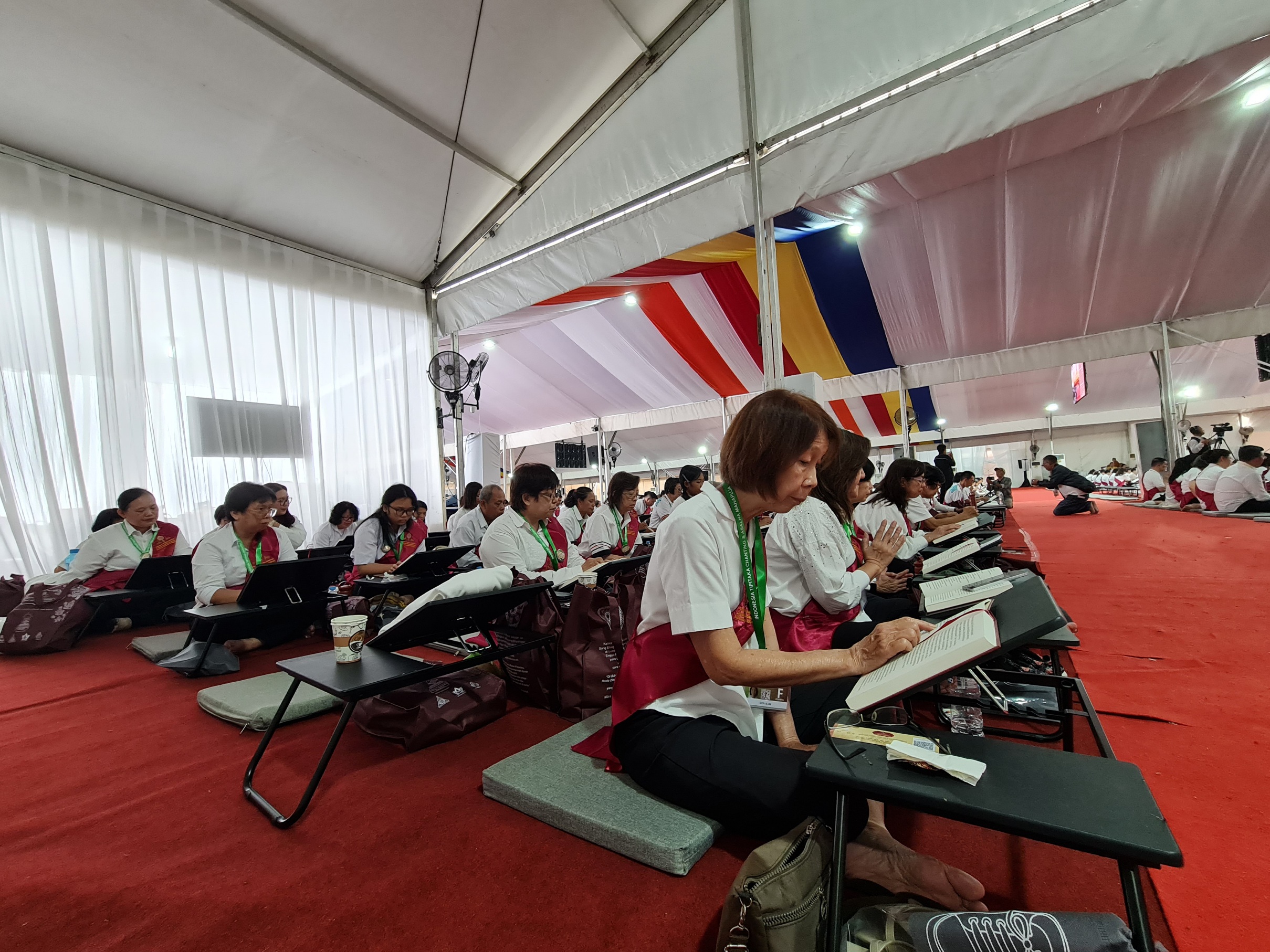 KHIDMAT: Umat Buddha mengikuti Indonesia Tipitaka Chanting (ITC) dan Asalha Mahapuja 2569/2025 di Taman Lumbini, kompleks Candi Borobudur, 4-6 Juli 2025.