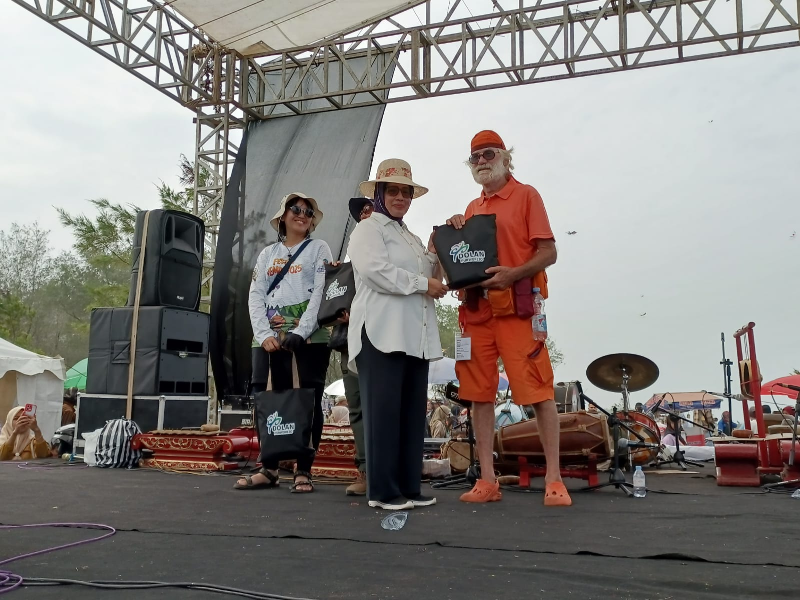 Festival Layangan di Pantai Ketawang menampilkan berbagai kategori layangan, mulai dari layangan tradisional, dua dimensi serta tiga dimensi. Acara ini dibuka langsung Bupati Purworejo Yuli Hastuti.