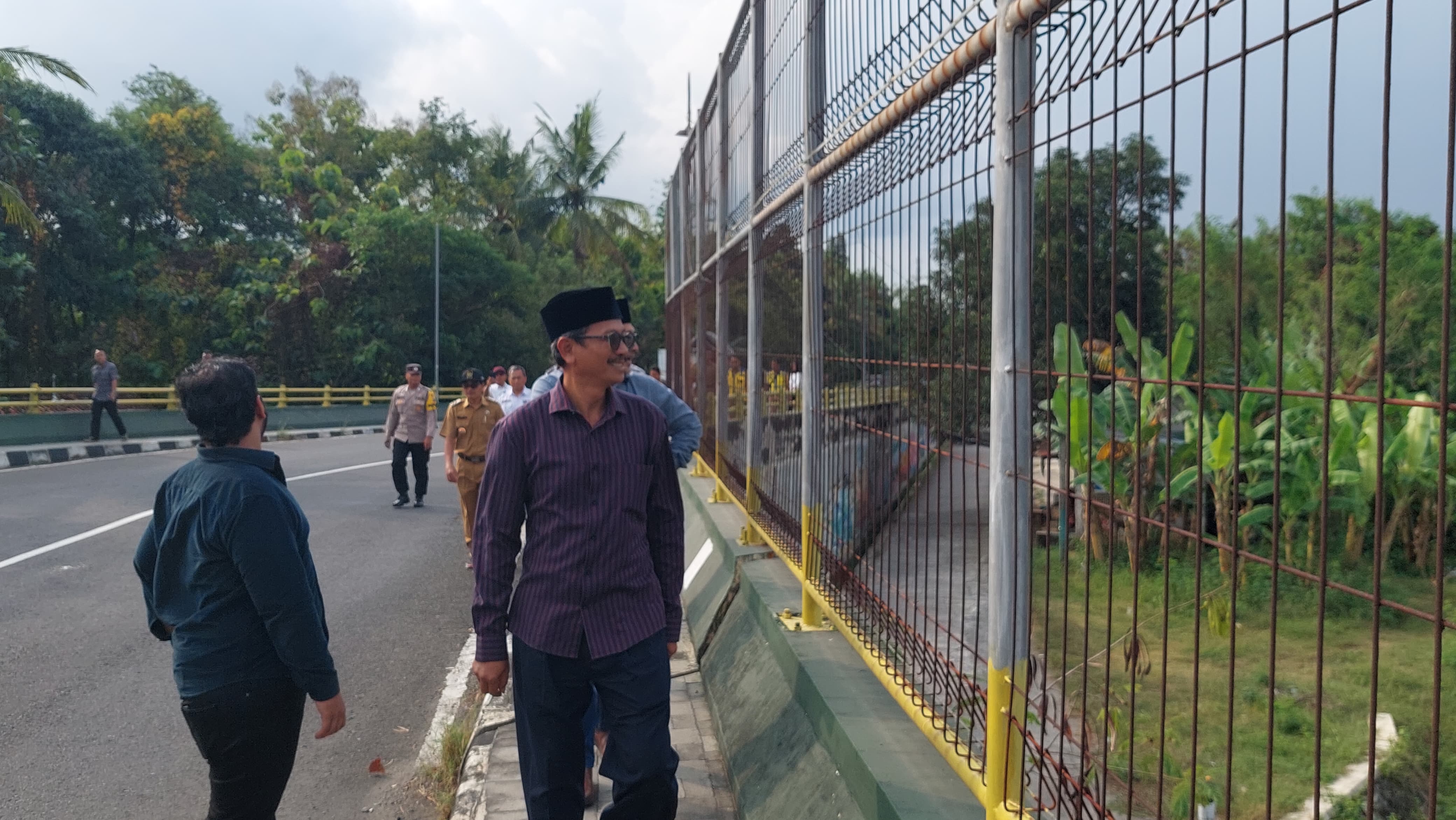 nggota DPRD DIJ melihat kondisi penerangan di Jalan Flyover Sentolo.