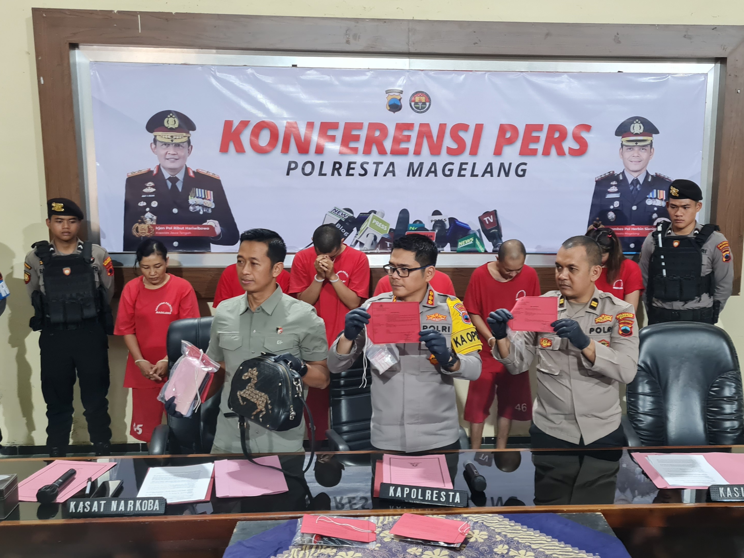 Kapolresta Magelang saat menunjukkan barang bukti berupa sabu yang didapat dari kades Pandansari, Selasa (15/7).