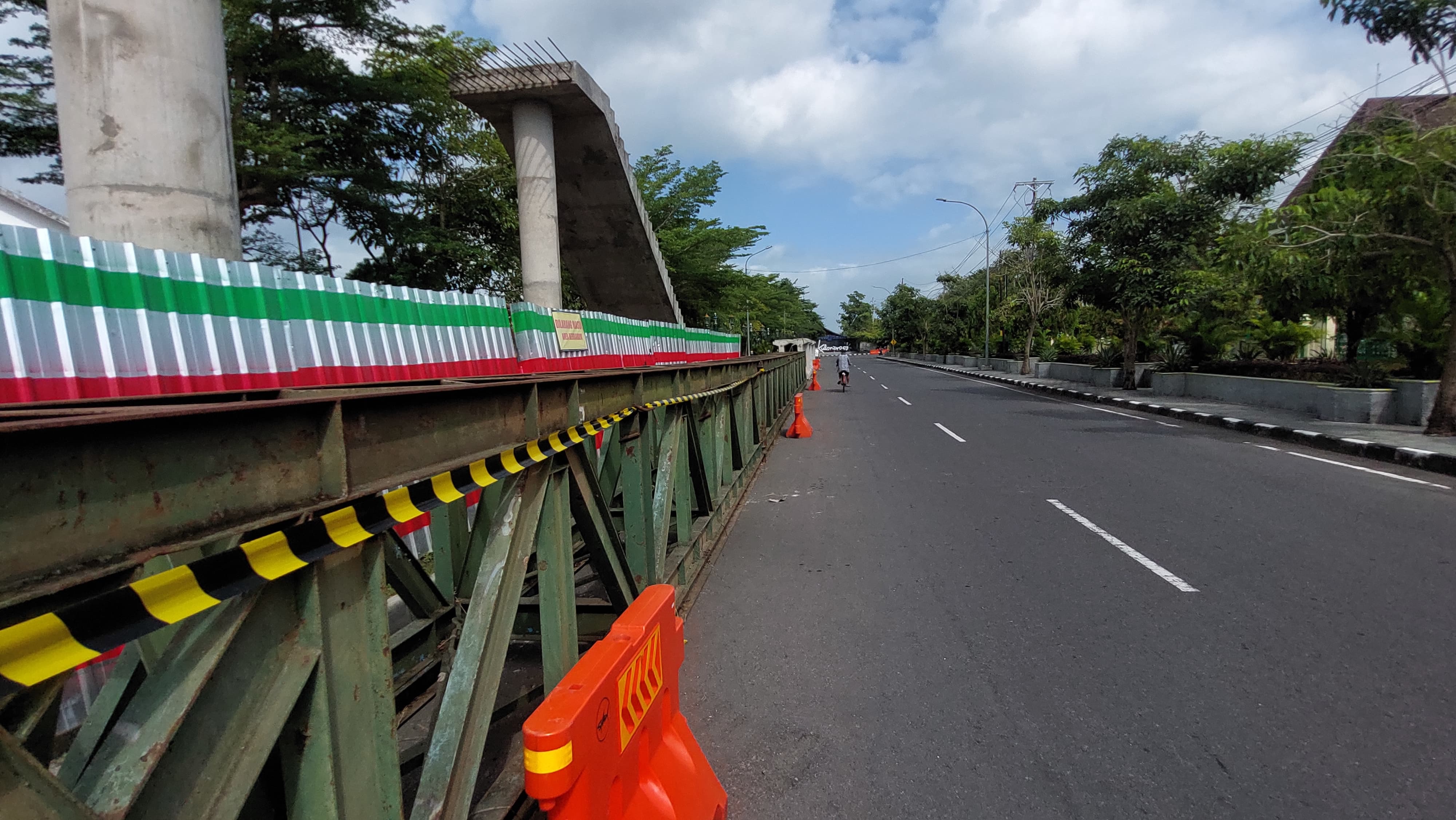 Tiang jembatan penyebrangan orang berdiri kokoh tepat di sisi barat Stasiun Wates.