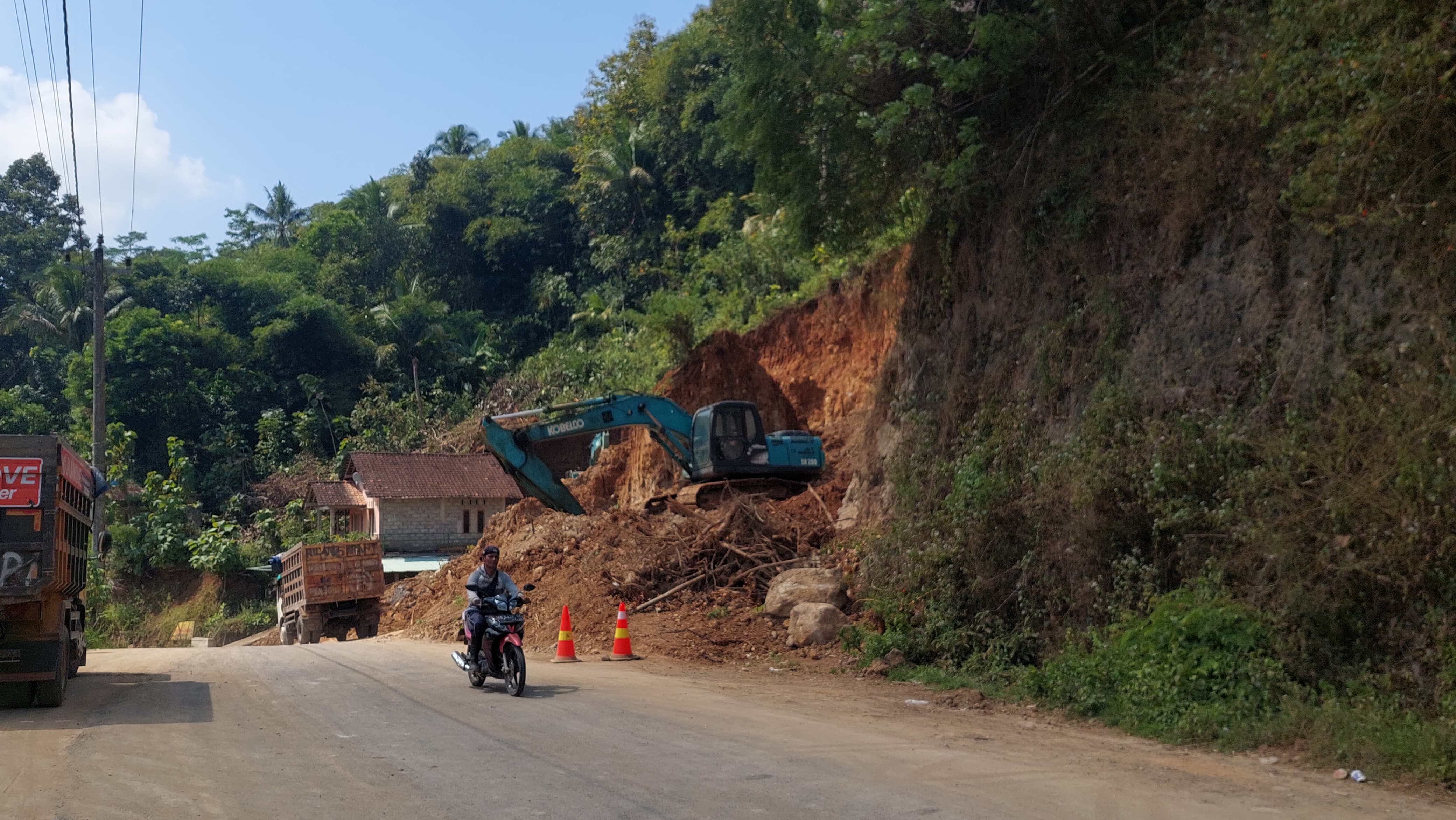 Alat berat melakukan pengerukan di lereng perbukitan di Padukuhan Pantog Kulon.