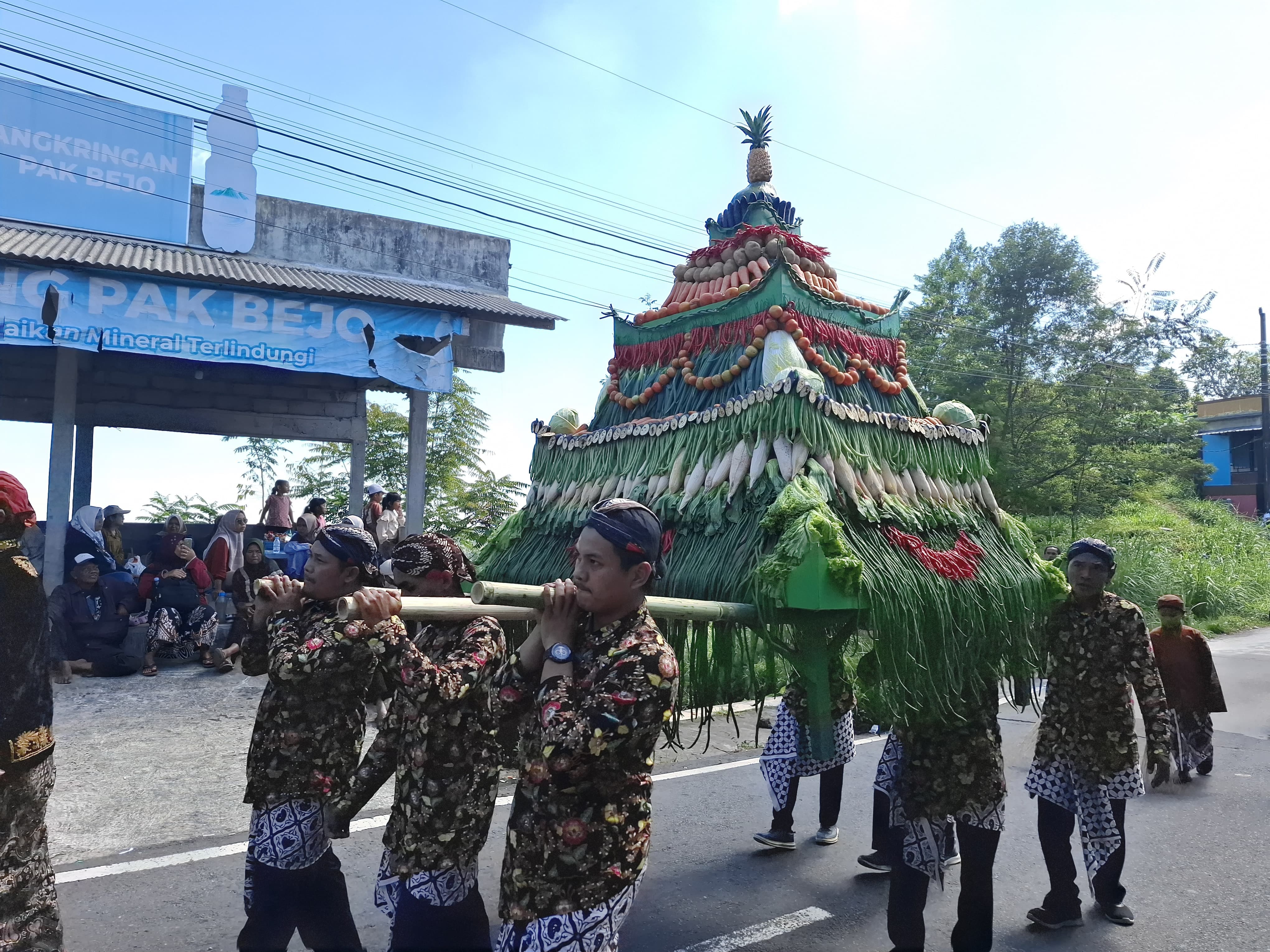 &nbsp;Masing-masing kecamatan membawa gunungan palawija saat puncak kegiatan Ketep Summit Fest ke-6, Minggu (20/7).