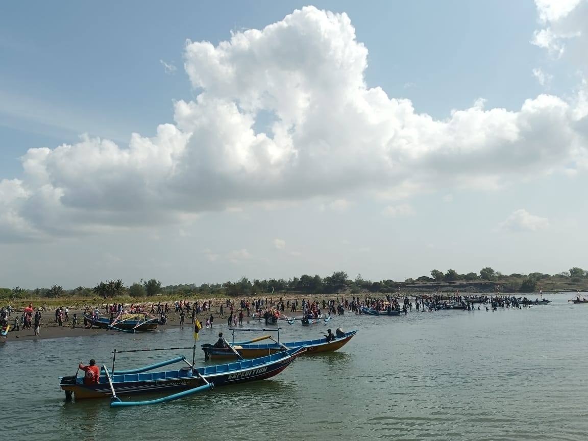Kapal nelayan Desa Rowo, Kecamatan Mirit mengangkut berbagai macam sesaji untuk dilarung ke pantai selatan, Selasa (22/7). Tradisi ini menjadi agenda rutin tahunan nelayan setiap bulan Sura.(M Hafied/