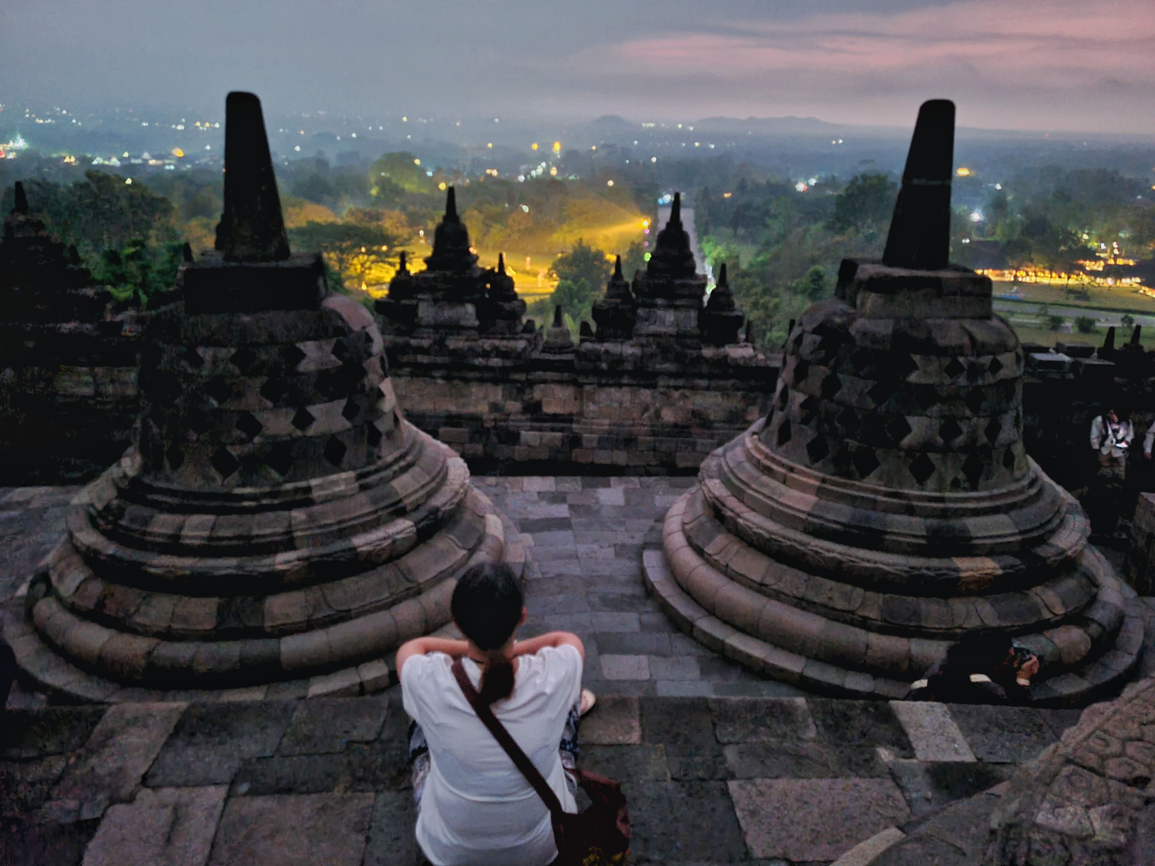 Pengunjung tampak menikmati pemandangan sunrise di Candi Borobudur, Sabtu (26/7).  &nbsp;