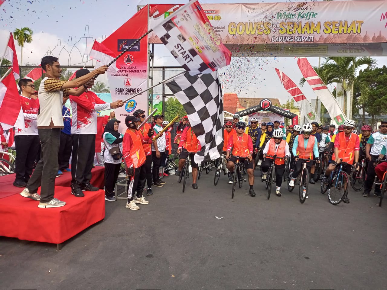 Peserta gowes tampak bersemangat menaklukkan rute yang ditentukan.
