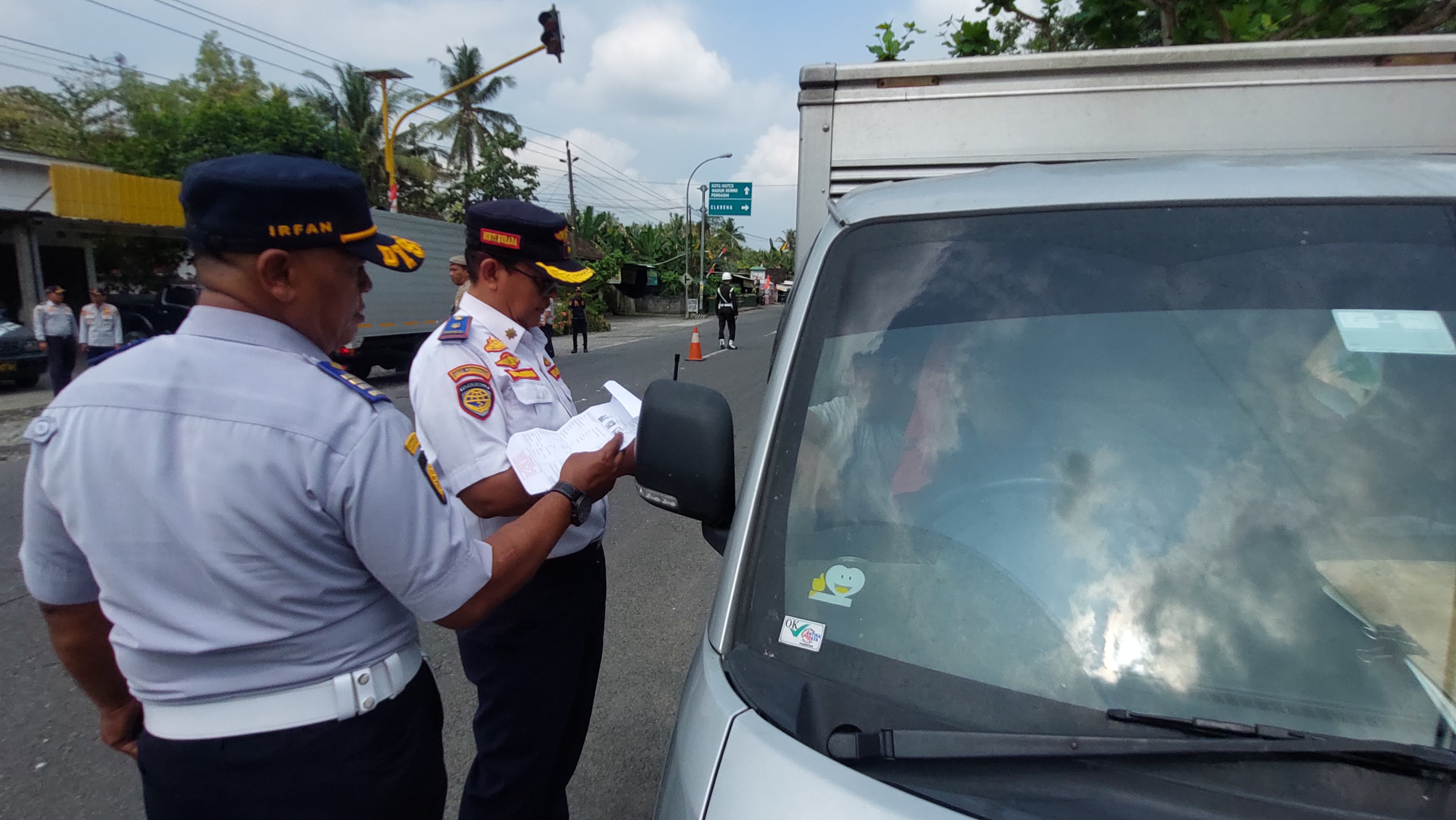 Aparat Penegak Hukum memasang bendera merah putih di angkutan barang.  &nbsp;