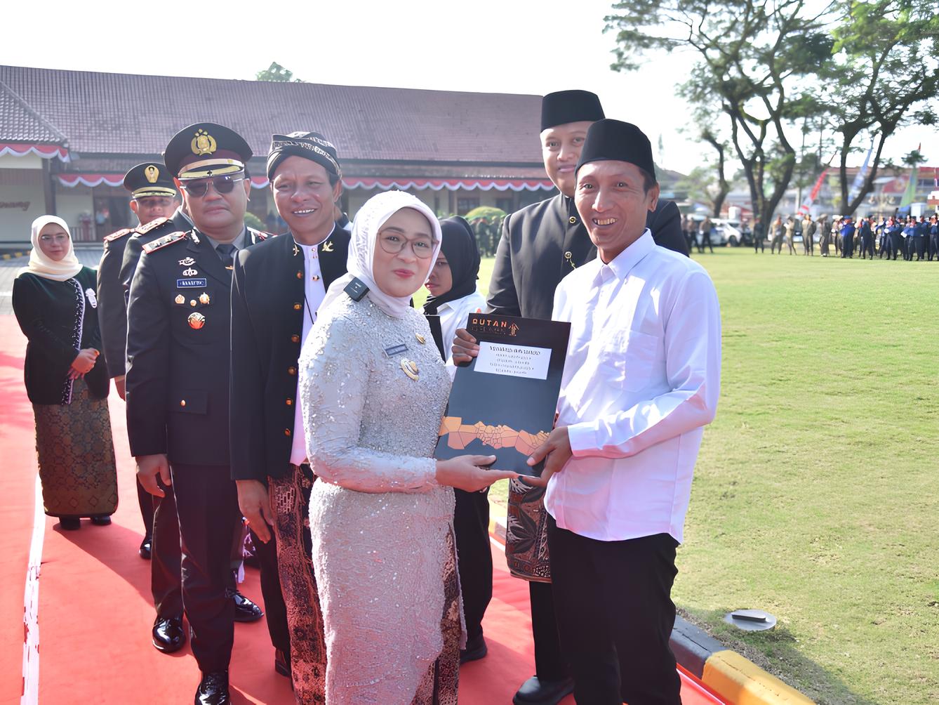 Bupati Kebumen Lilis Nuryani memberikan surat keputusan remisi kepada warga binaan usai upacara peringatan HUT Ke-80 Kemerdekaan Republik Indonesia. (Dokumetasi Prokopim Kebumen)