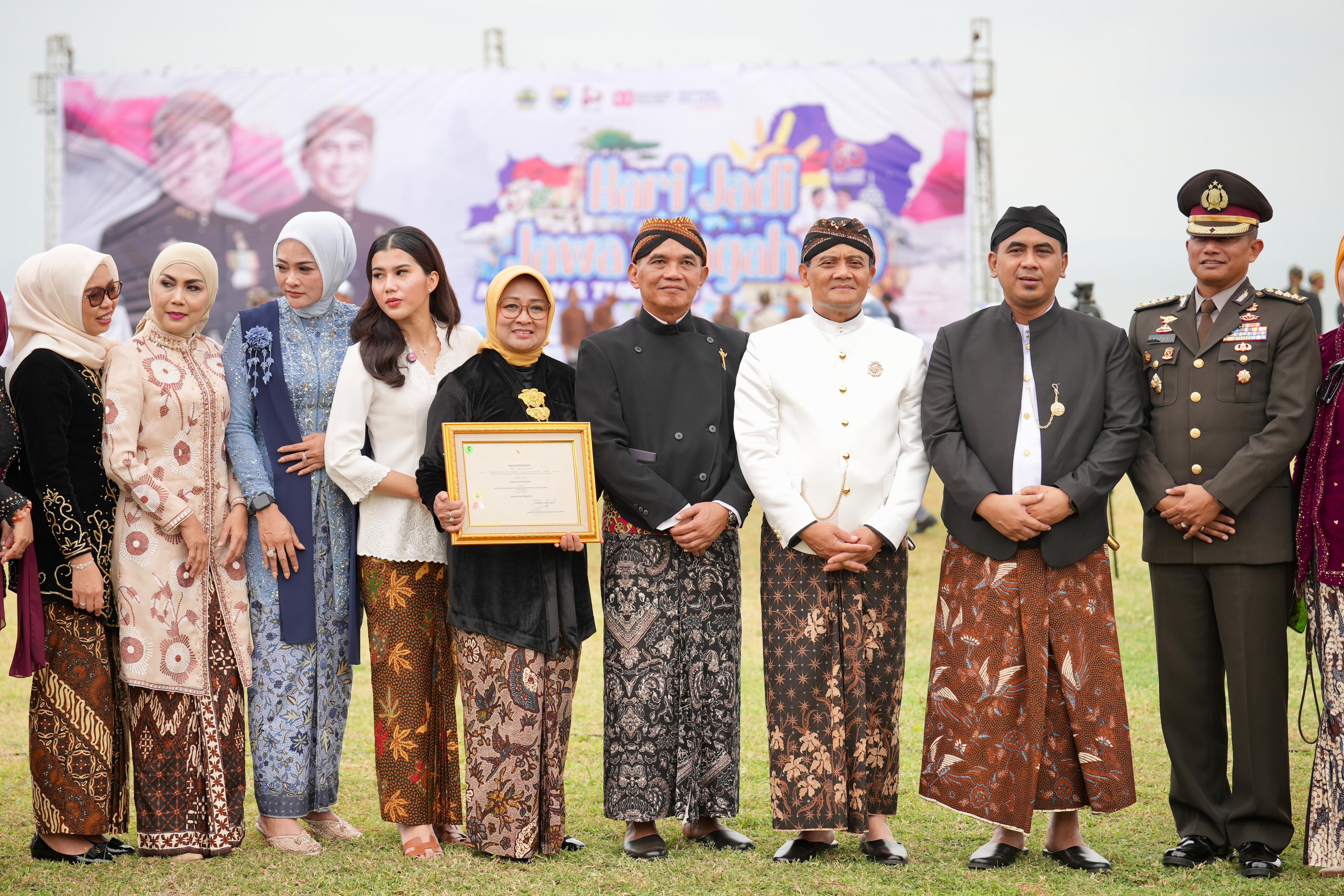 Bupati Kebumen menerima piagam penghargaan dari Gubernur Jawa Tengah Ahmad Luthfi. Penghargaan diberikan atas capaian program Cek Kesehatan Gratis (CKG) tertinggi di Jawa Tengah. (Dokumentasi Prokopim