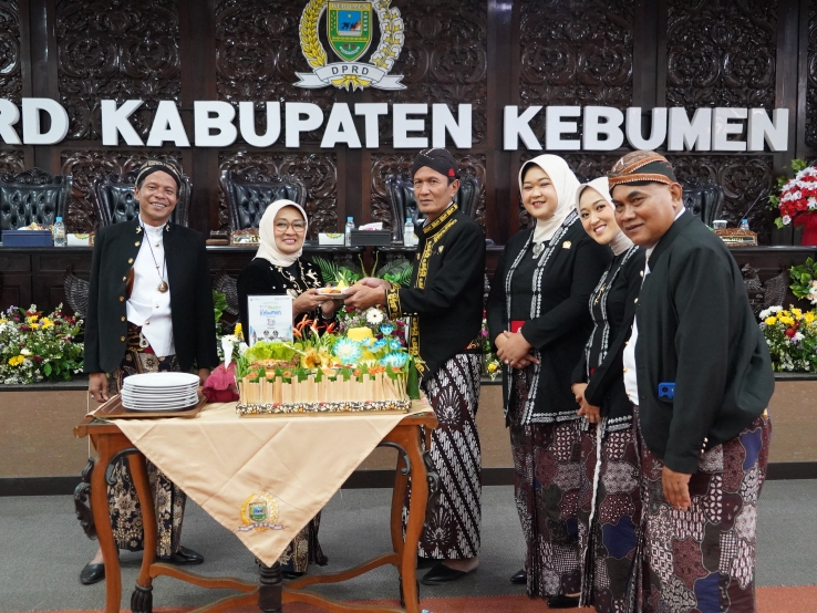 &nbsp;Bupati Kebumen Lilis Nuryani berpidato di atas mimbar DPRD Kebumen dalam agenda rapat paripurna peringatan Hari Jadi Ke-396 Kabupaten Kebumen. (Dokumentasi Prokopim Kebumen)
