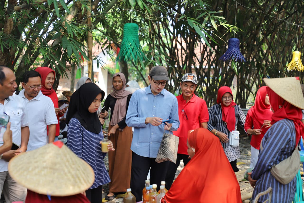 Wakil Bupati Purworejo Dion Agasi Setiabudi menikmati nuansa Pasar Tiban Pring Koplak yang berada di Kelurahan Pangenjurutengah, Minggu (24/8). (Dokumentasi Prokopim Purworejo)