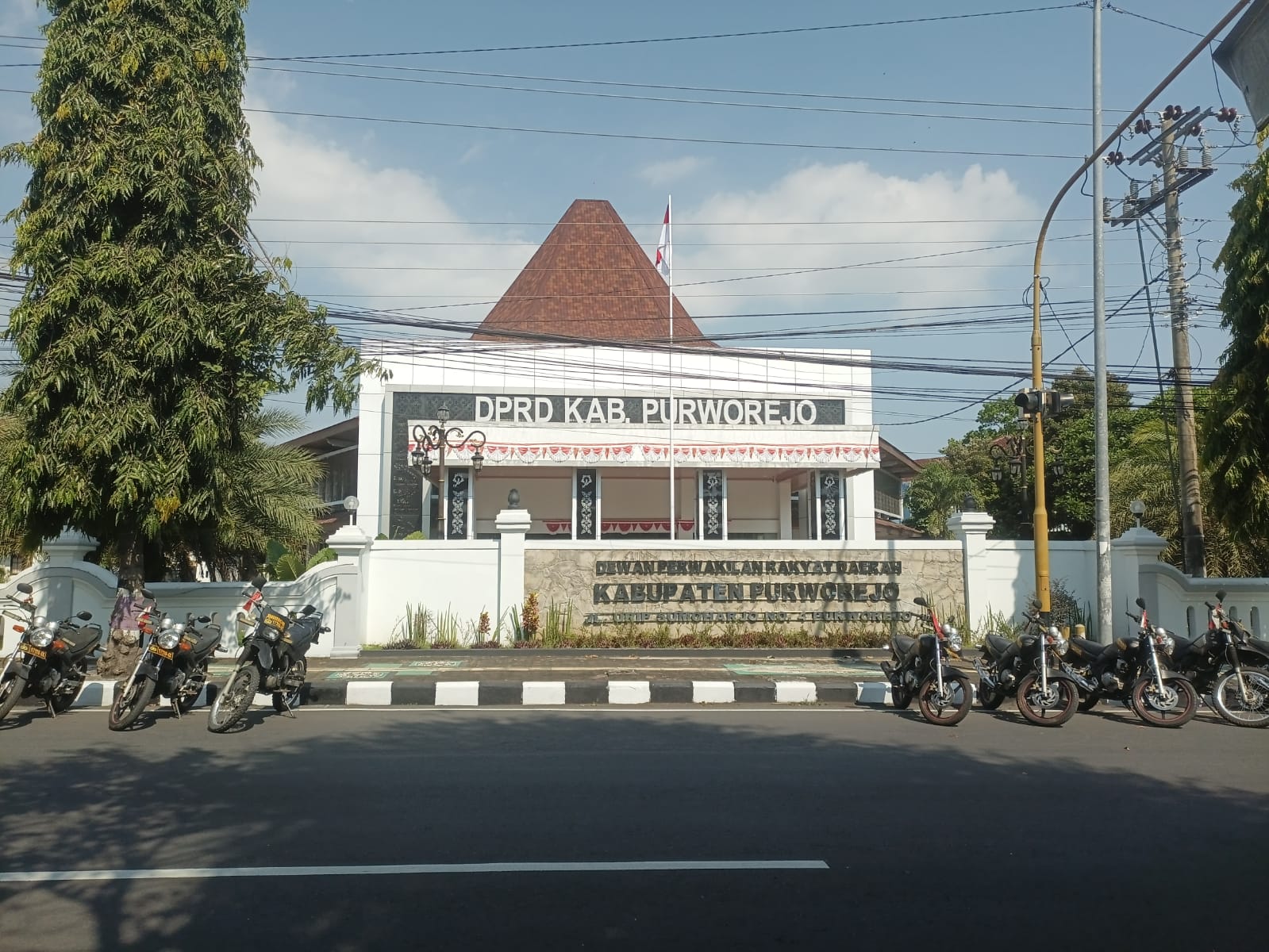 Personel polisi dan TNI dengan pelindung diri lengkap berjaga di sekitar area gedung DPRD Purworejo, Senin (1/9). Pengamanan ini sebagai antisipasi rencana aksi demonstrasi. (M Hafied/Radar Jogja)