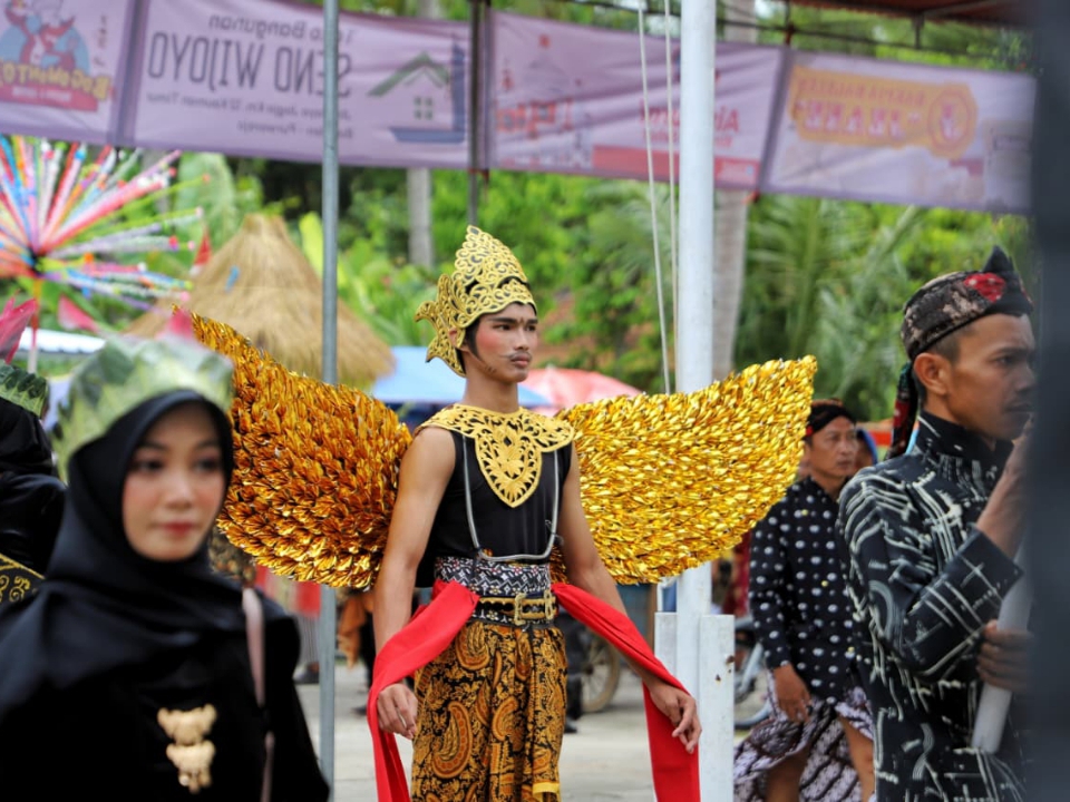Warga Desa Bagelen, Purworejo antusias mengikuti kirab yang menampilkan berbagai potensi tradisi budaya lokal. (Dokumentasi Prokopim Purworejo)