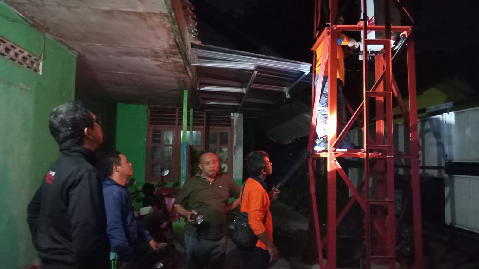 Dokumentasi BPBD Kulon Progo  TEGANG: Personel BPBD Kulon Progo meninjau sirine Tsunami di balai kalurahan.