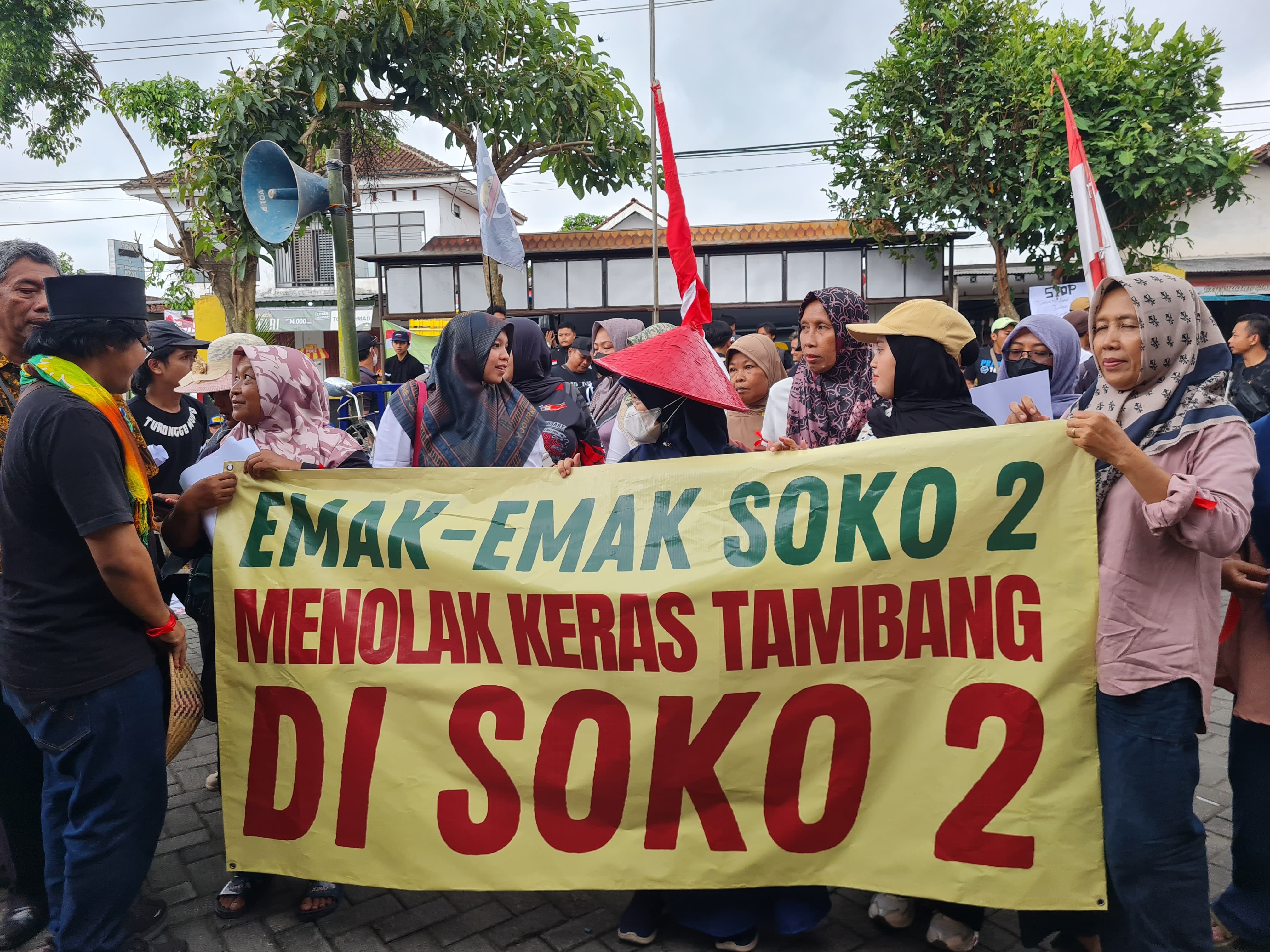 Puluhan warga Dusun Soko 2, Sokorini, Muntilan mendatangi balai desa setempat untuk memprotes aktivitas penambangan ilegal di Sungai Pabelan, Kamis (11/9).