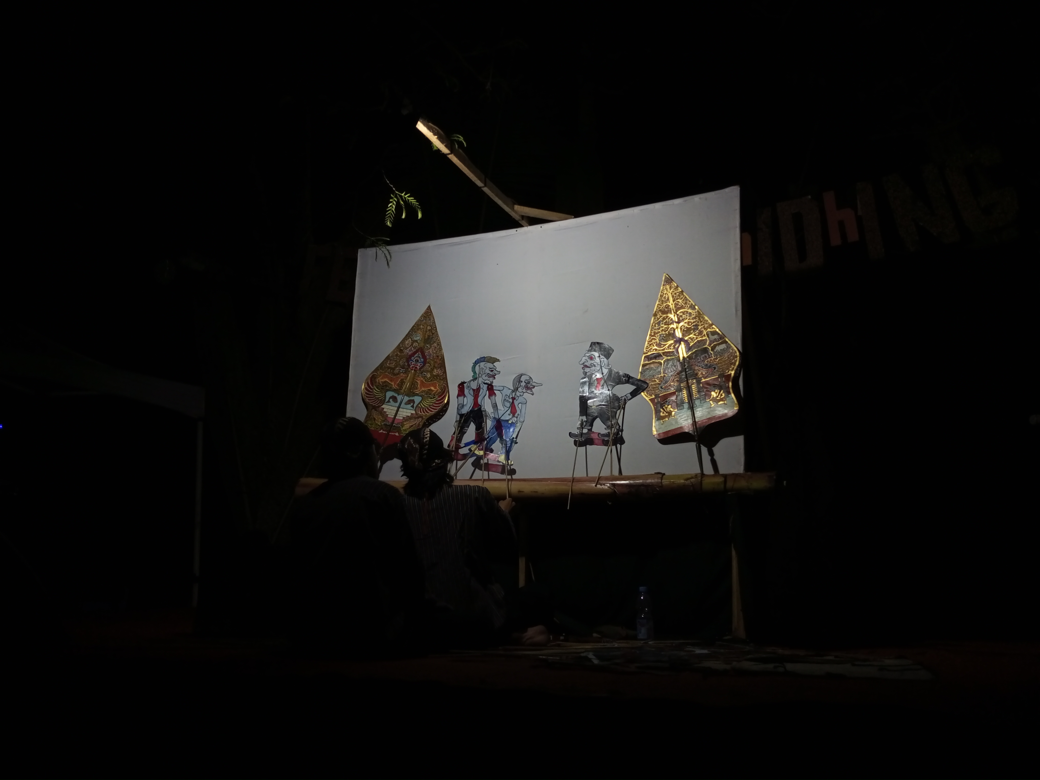 Wayang Uwuh membawakan ide cerita bertajuk Obar-abir sebagai pementasan wayang kontemporer yang tidak meninggalkan sedikitpun tradisi wayang konvensional.  &nbsp;