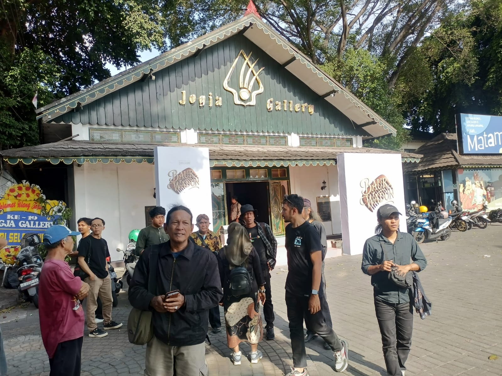 Pengurus Dewan Kesenian Kebumen menyaksikan pameran seni di Jogja Gallery. Kunjungan ini sebagai bagian dari studi komparasi. (M Hafied/Radar Jogja)