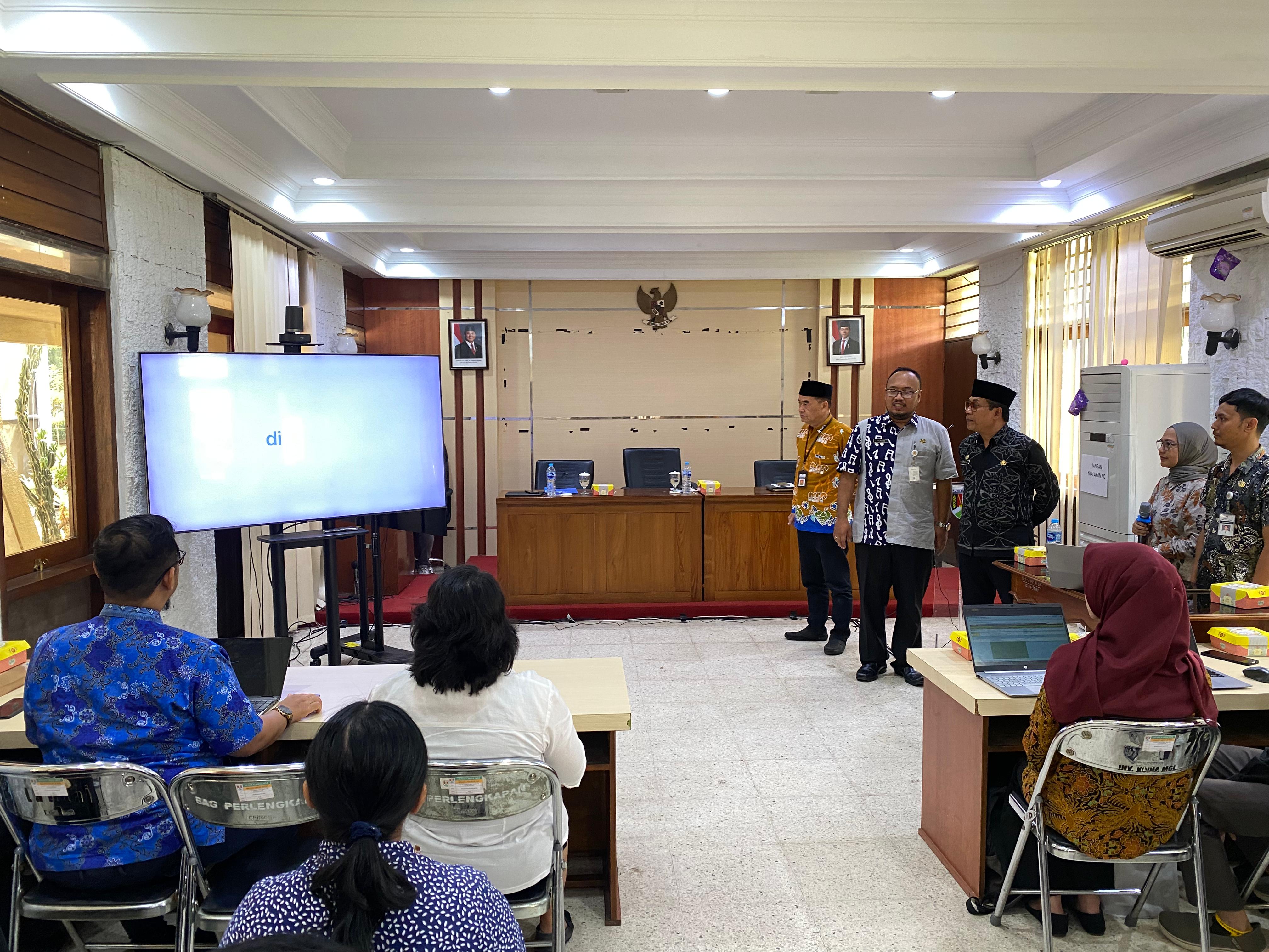 Sekda Kota Magelang saat mengikuti sosialisasi pendampingan evaluasi dan koordinasi SPBR di&nbsp;Ruang Sidang Lantai 1 Kantor Pemkot Magelang, Jumat (19/9).