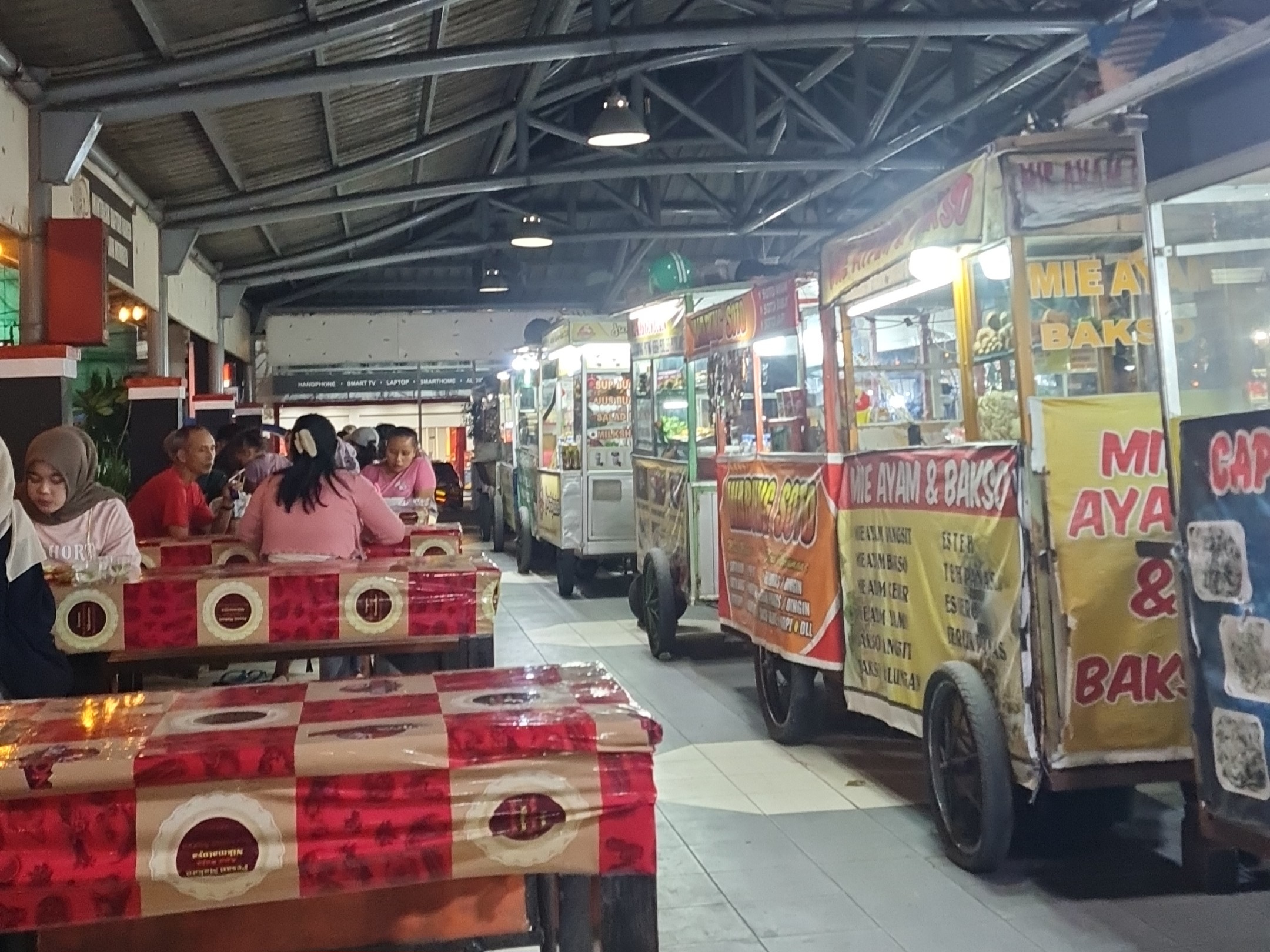 Warga memadati selter kuliner Tuin van Java di Alun-alun Kota Magelang.