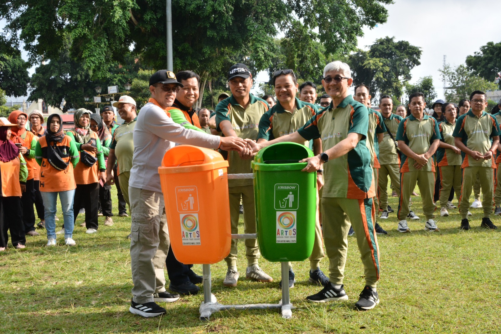 rtos Group bersama DLH Kota Magelang saat melakukan aksi bersih-bersih di kawasan alun-alun, Jumat (10/10).