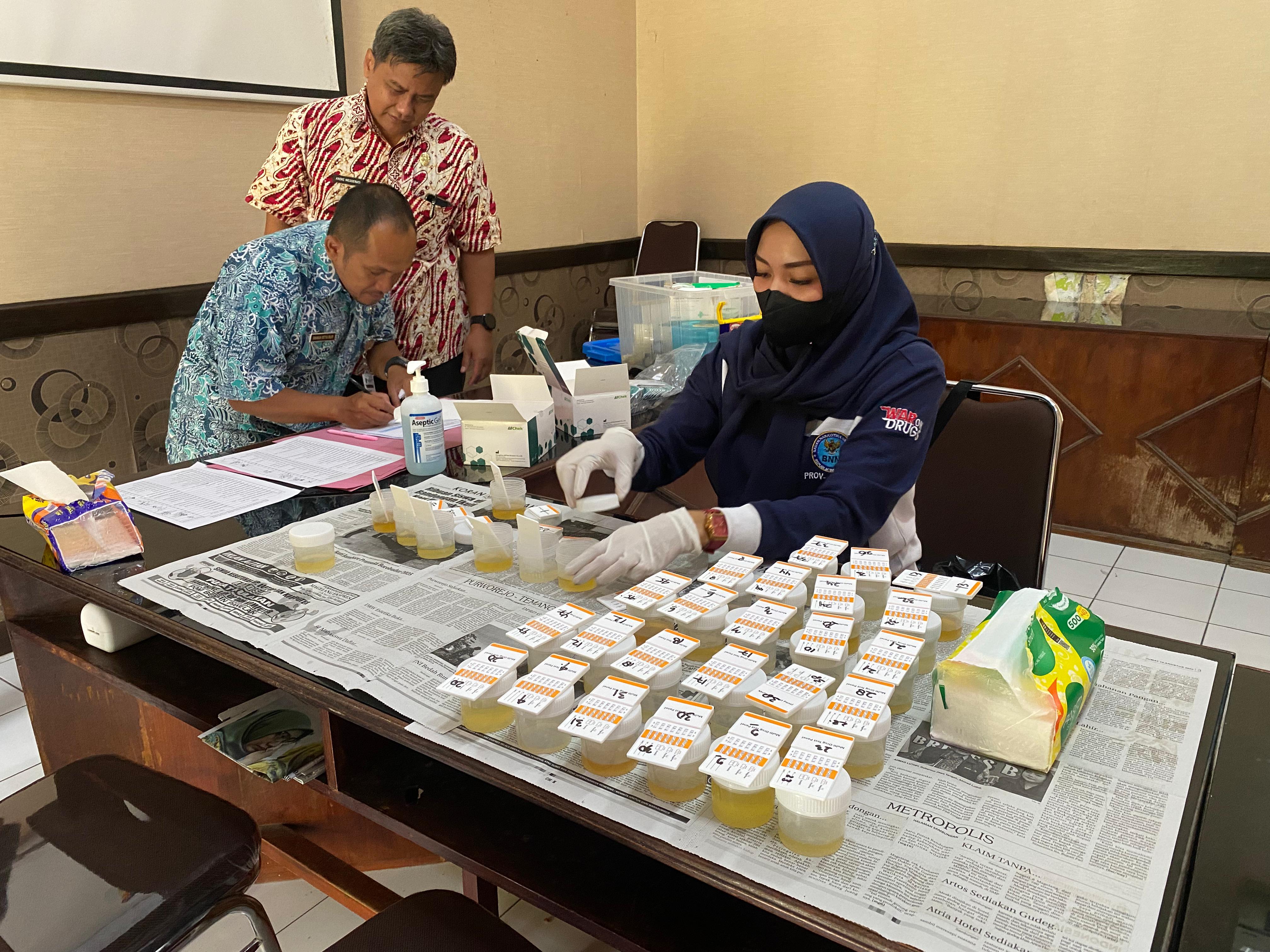 &nbsp;Sejumlah pegawai DPUPR menjalani pemeriksaan urine.