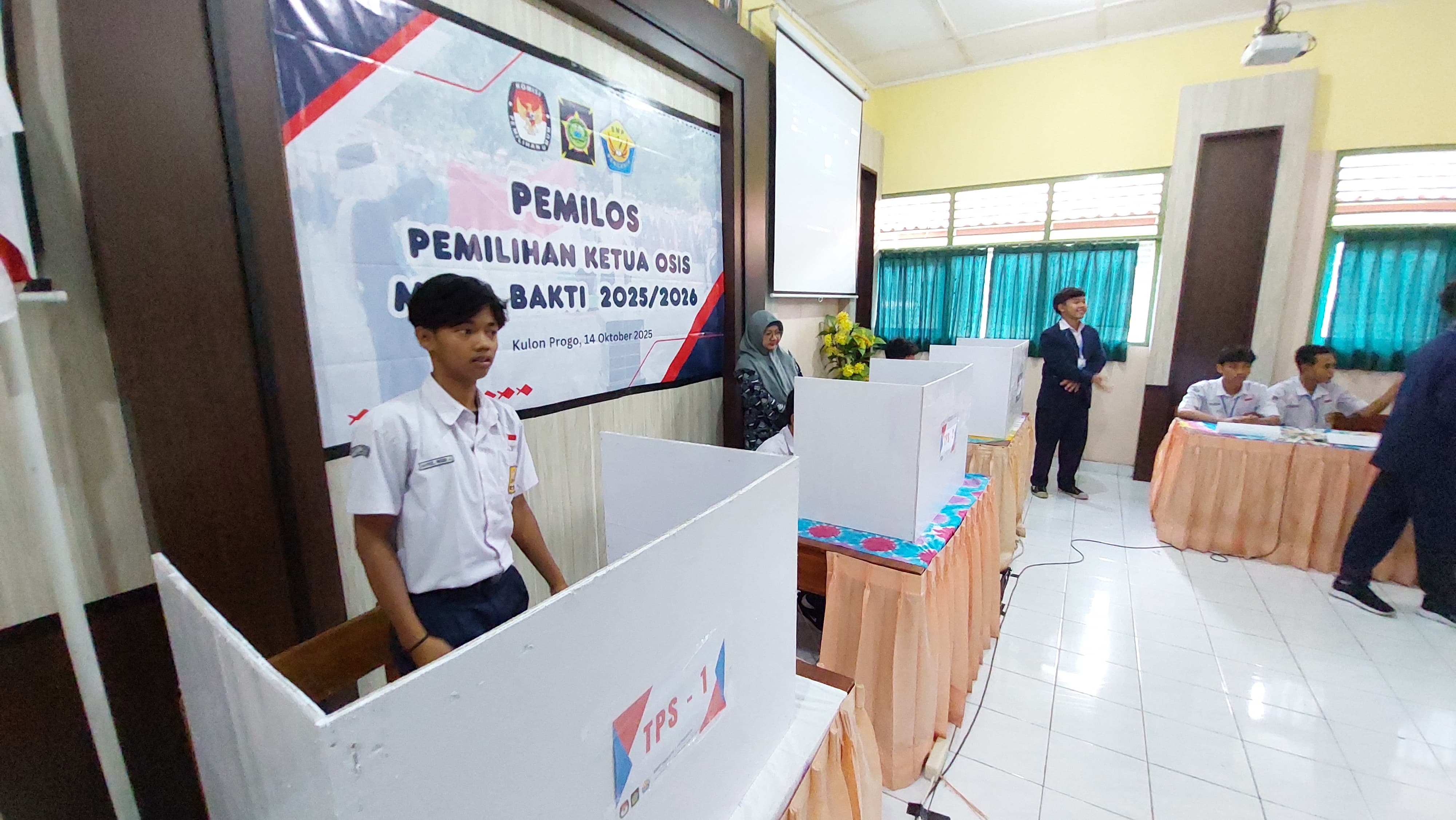 Siswa SMPN 1 Pengasih memberikan hak suaranya di bilik suara.