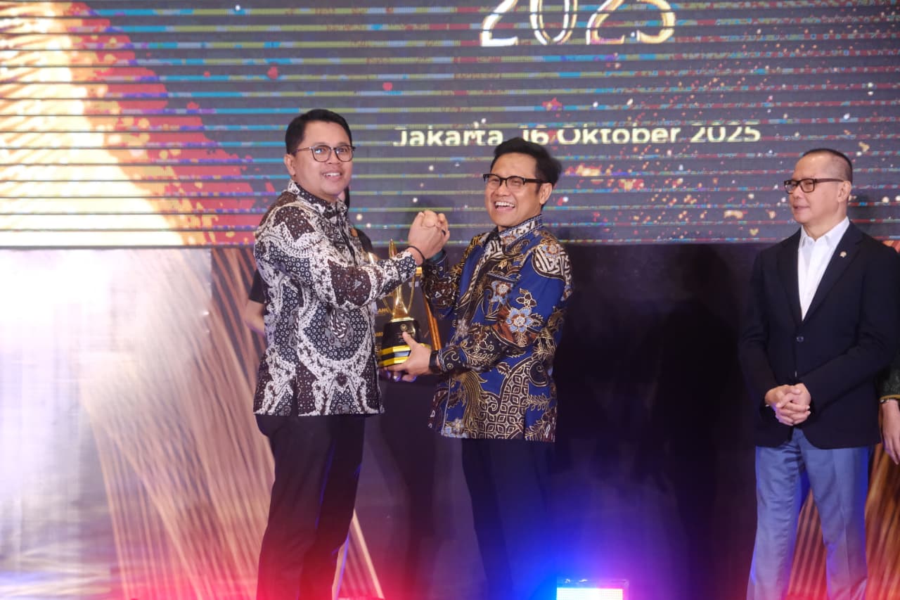 Wali Kota Magelang saat menerima penghargaan pada Puncak Penganugerahan Mandaya Awards 2025 di Ballroom Plaza Jamsostek, Jakarta, Kamis (16/10).  Kota Magelang Raih Juara 1 Mandaya Award 2025