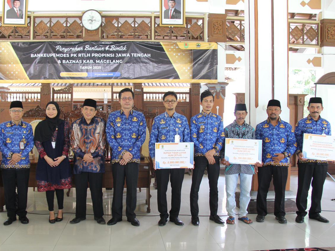 Bupati Magelang menyerahkan bantuan rumah tidak layak huni di Pendopo Merapi, Jumat (17/10).