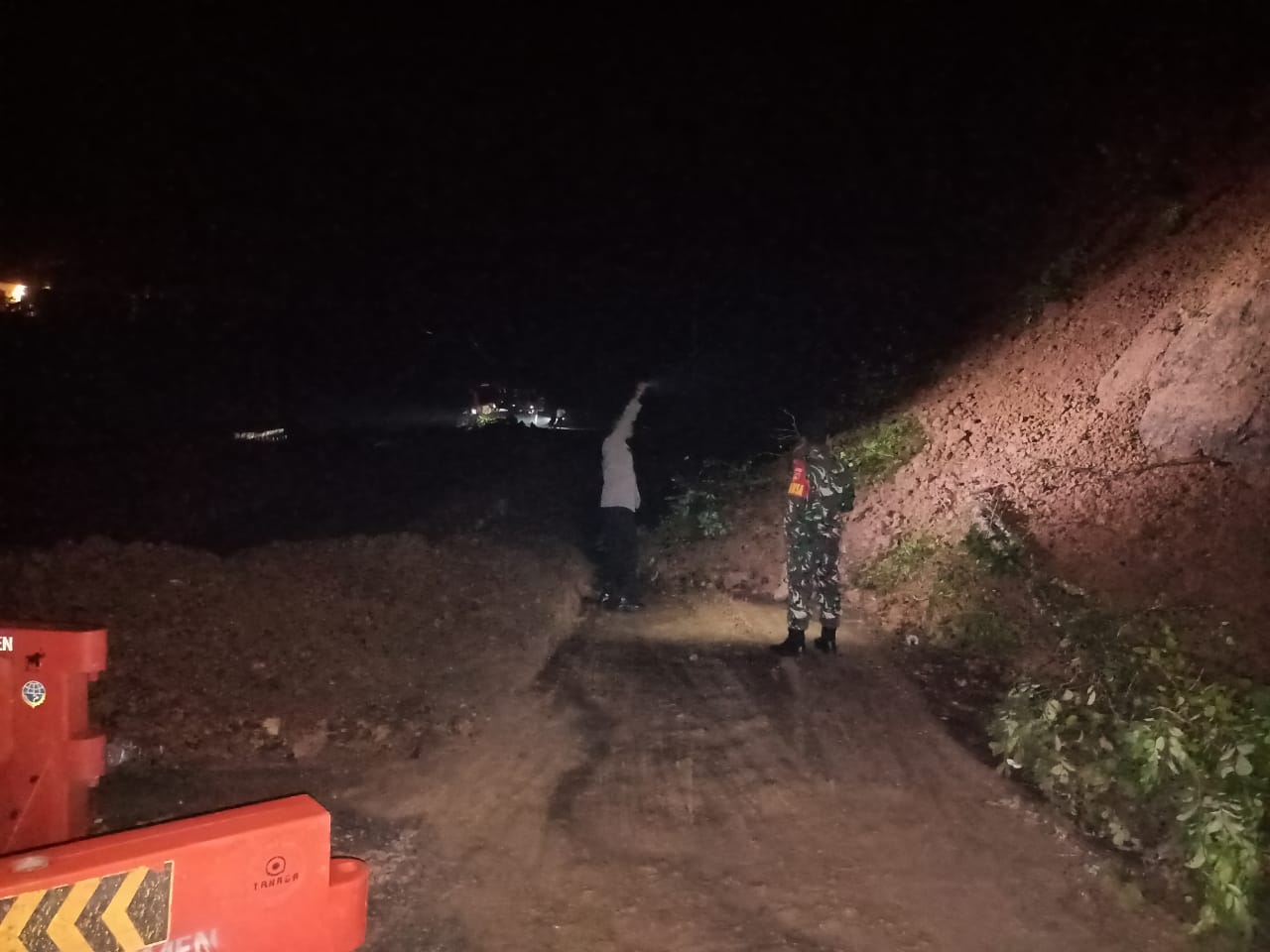 Petugas dari Polsek Karangsambung melakukan pengamanan di titik longsor yang berada di ruas Jalan Karangsambung-Sadang. (Dokumentasi Polsek Karangsambung)