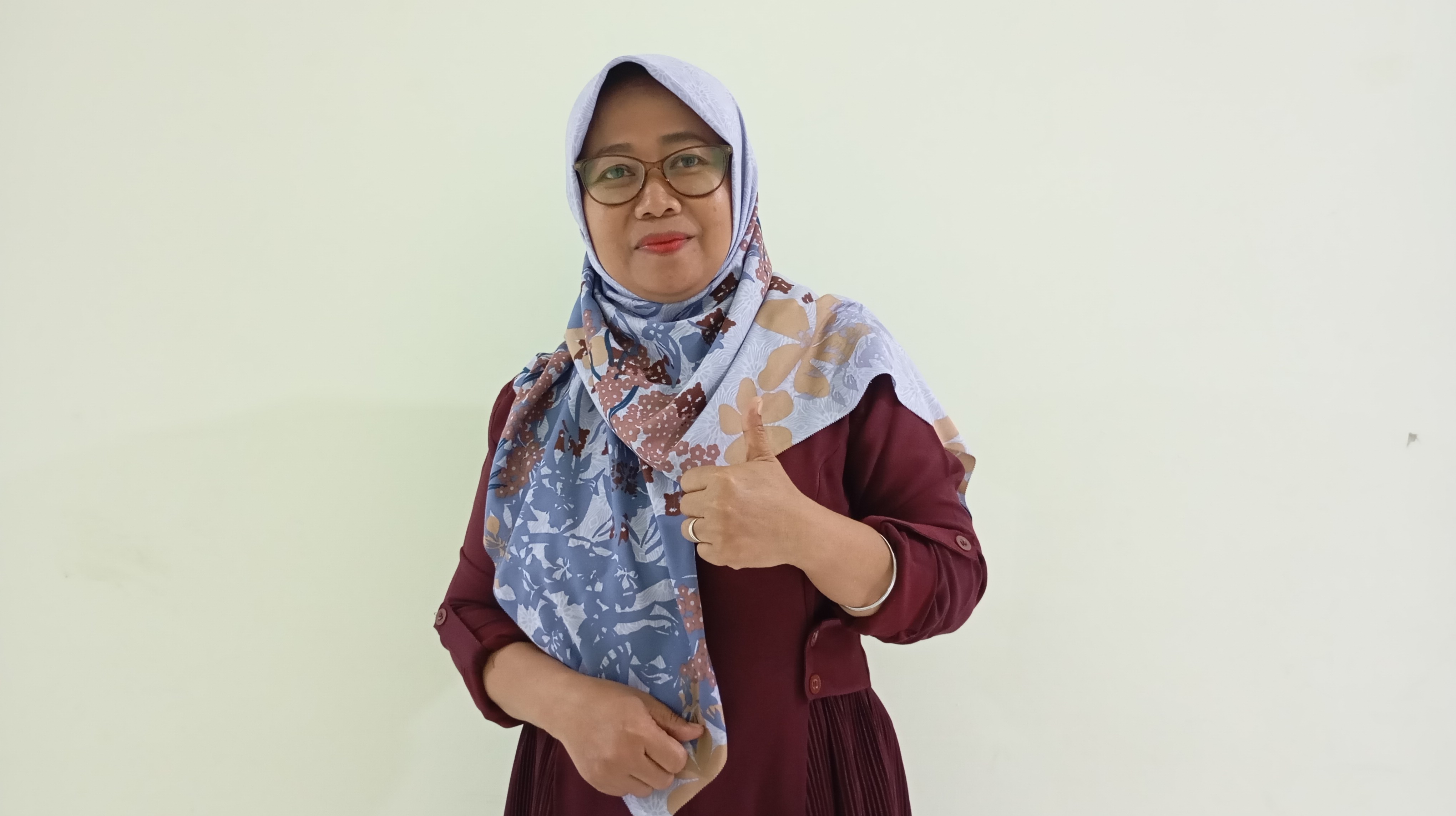Umi Nurhasanah pemilik usaha kerajinan perak Umi Silver saat ditemui di Balai Kota Jogja, Selasa (21/10/2025).  &nbsp;