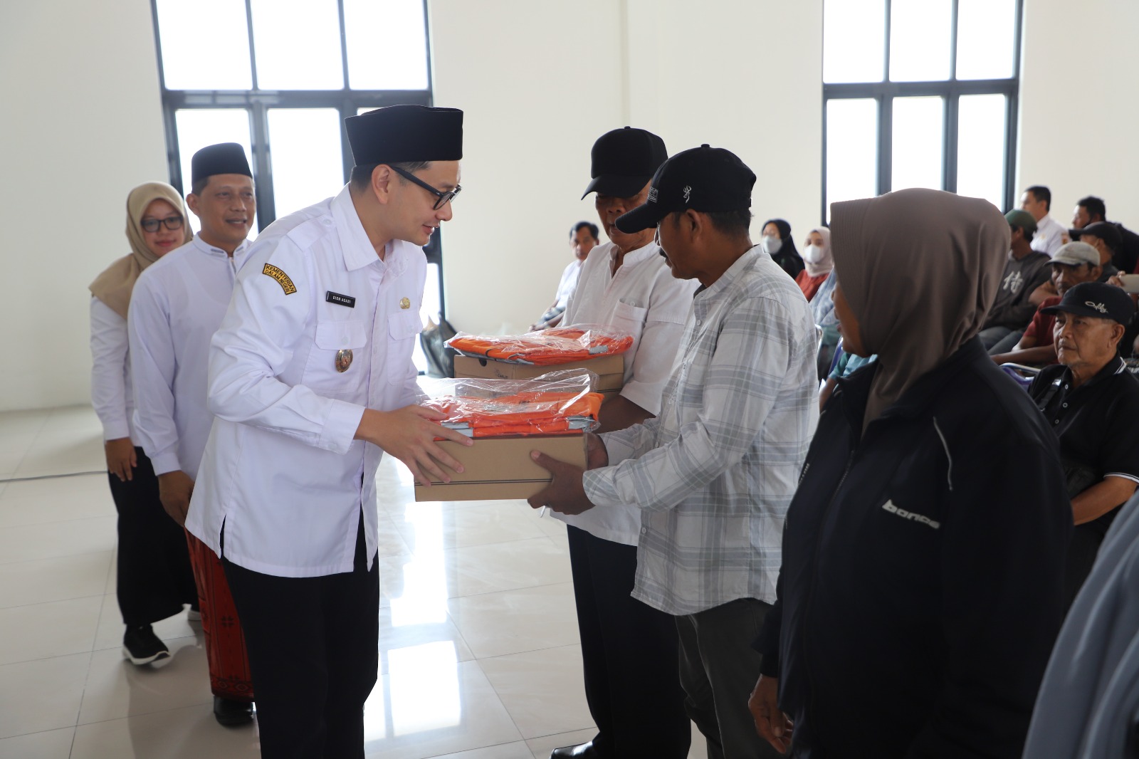 Wakil Bupati Purworejo Dion Agasi Setiabudi memberikan arahan sekaligus menyerahkan bantuan penunjang kerja kepada juru parkir (jukir). Kegiatan ini berlangsung di Terminal Tipe A Purworejo, Rabu (22/
